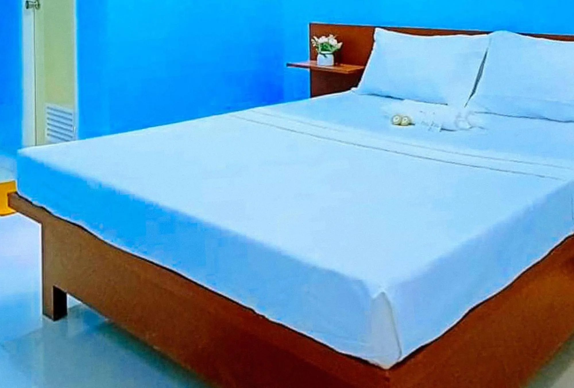 Bed in Jeanine's Travellers Inn by RedDoorz