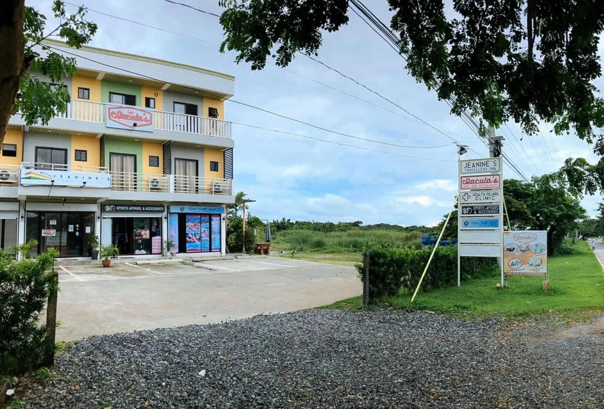 Property building in Jeanine's Travellers Inn by RedDoorz Property building in Jeanine's Travellers Inn by RedDoorz