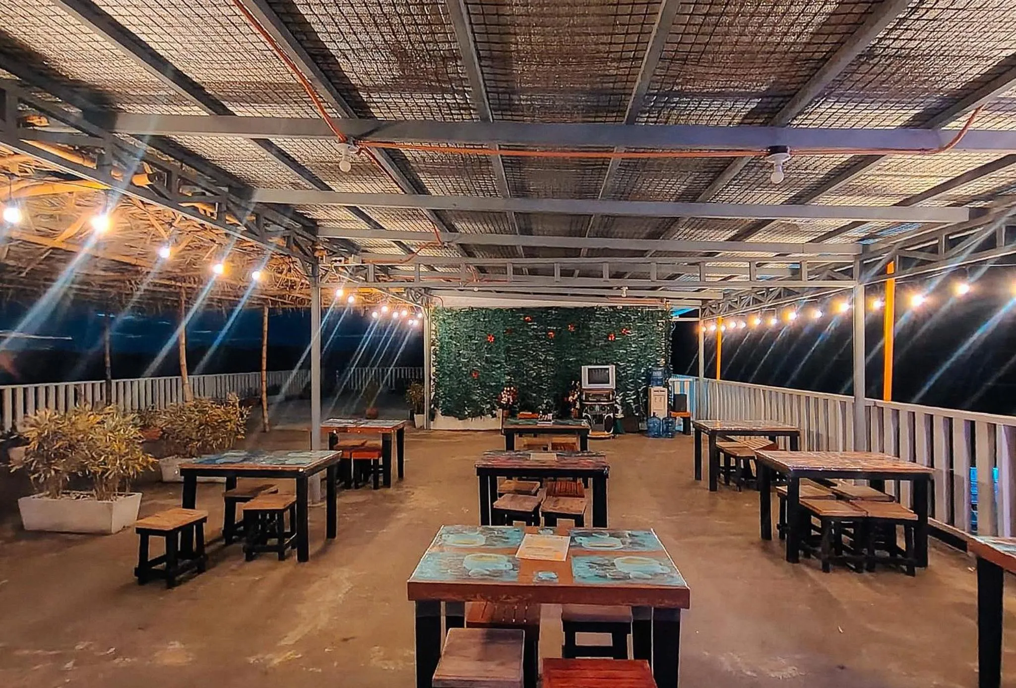 Restaurant/places to eat in Jeanine's Travellers Inn by RedDoorz