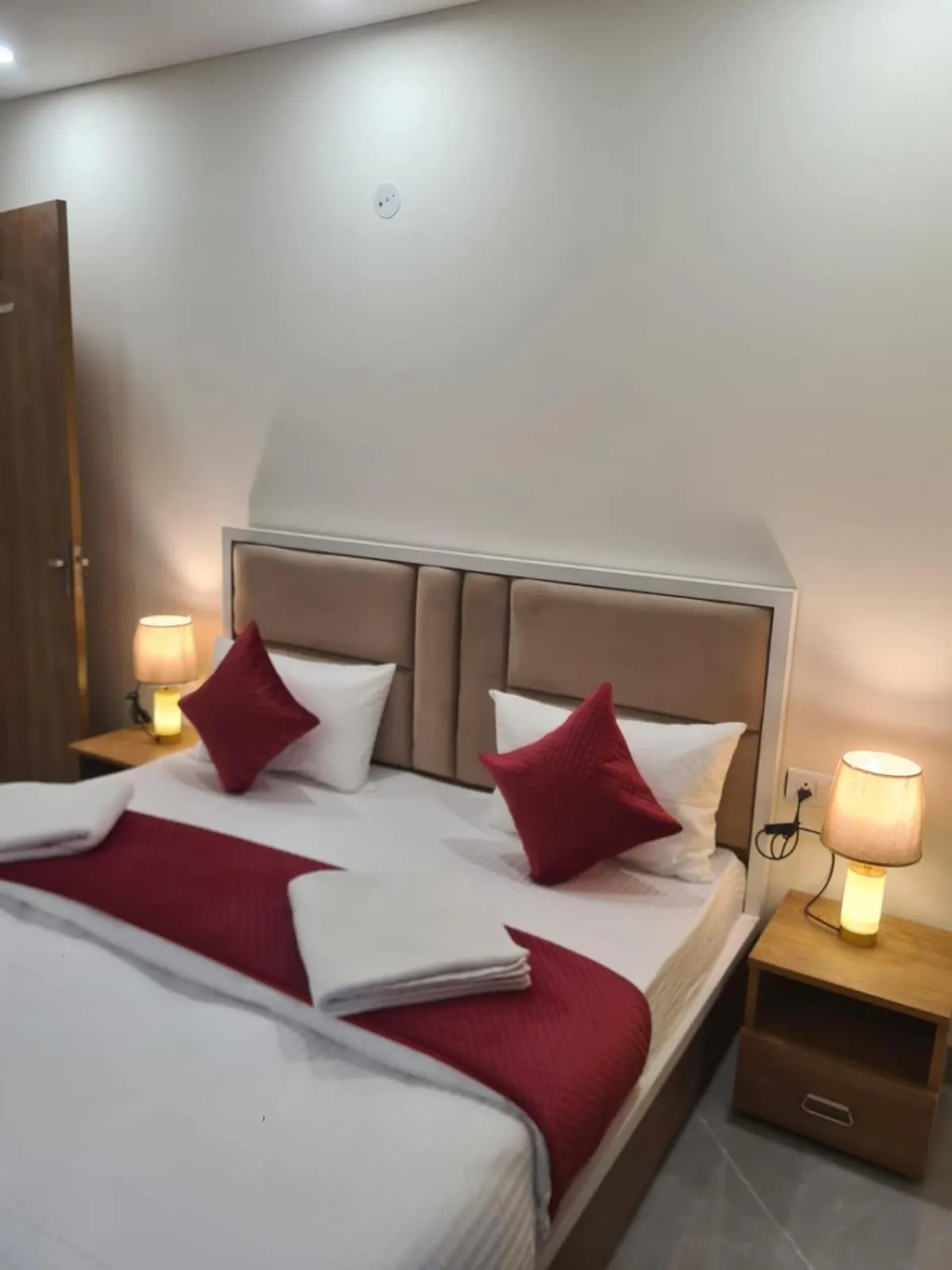 Bedroom, Bed in Amahi Inn - Sector 48