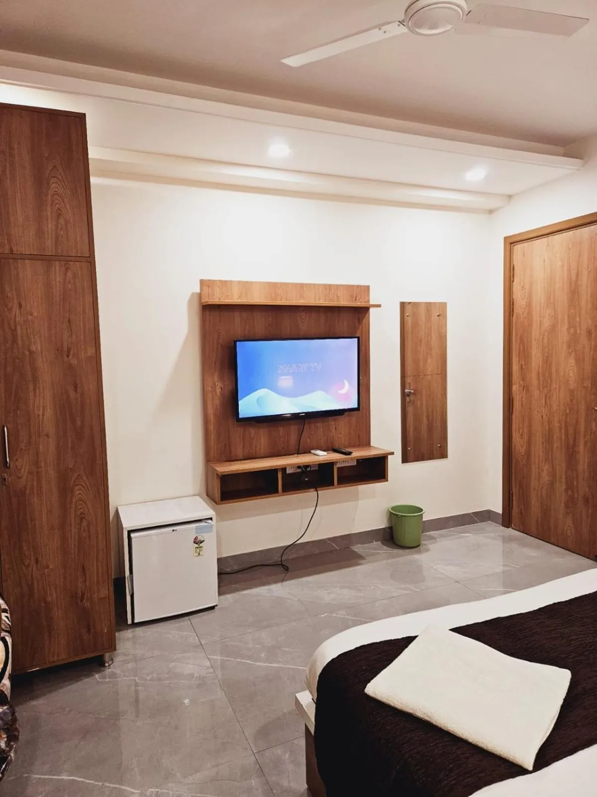 Communal lounge/ TV room, Bed in Amahi Inn - Sector 48