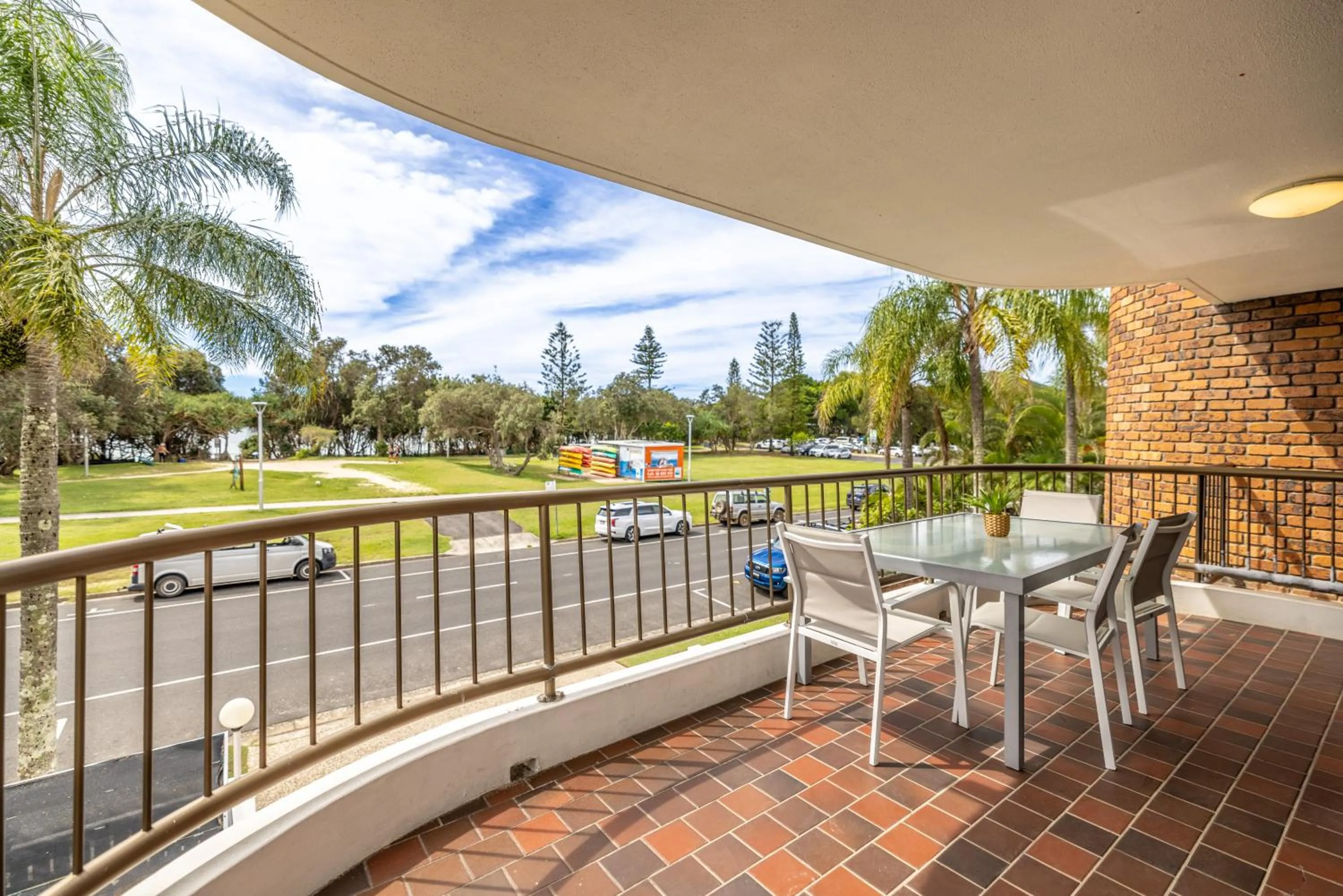 Coastal SOL -Right on Clarkes Beach!