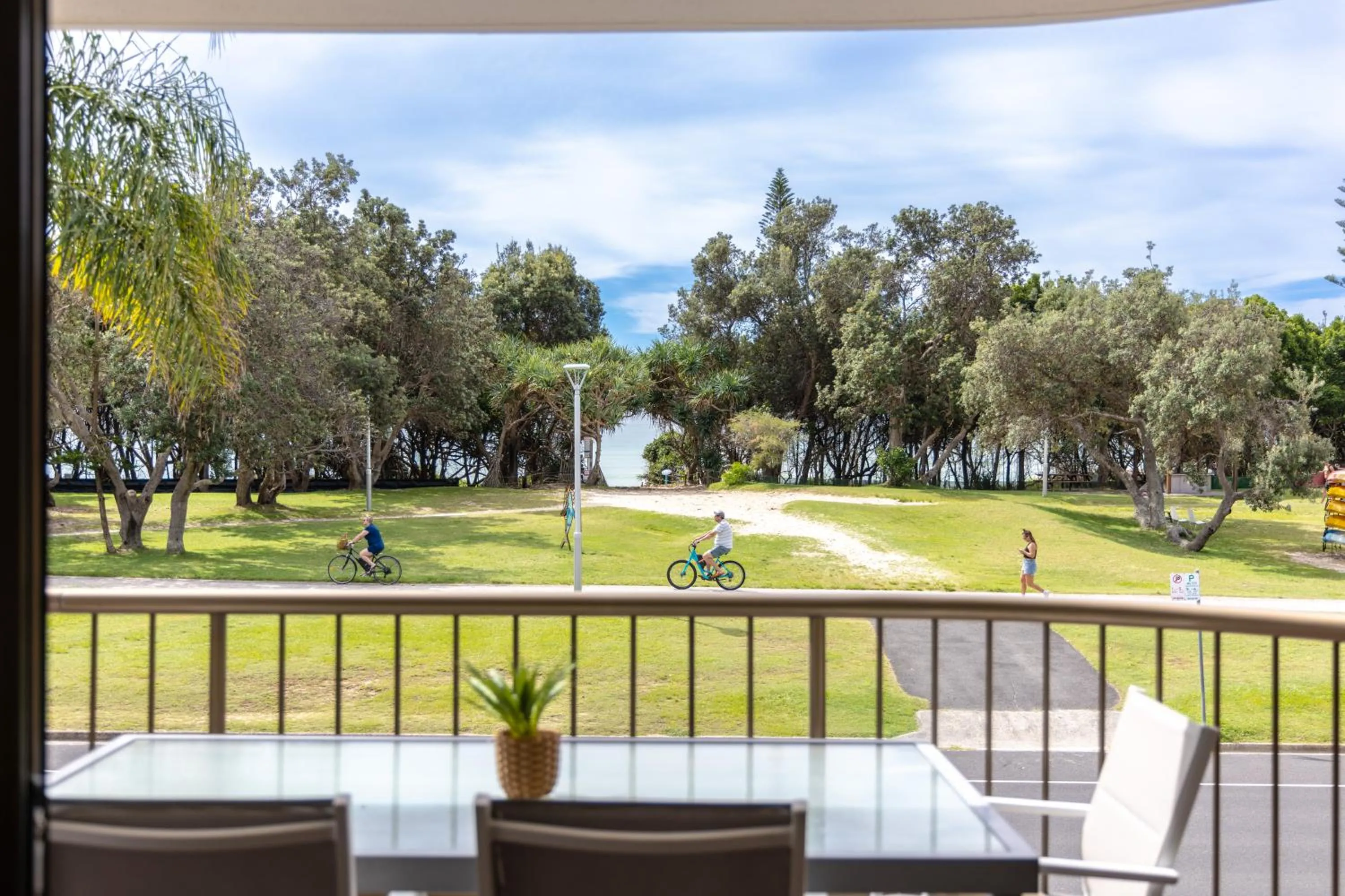 Coastal SOL -Right on Clarkes Beach!