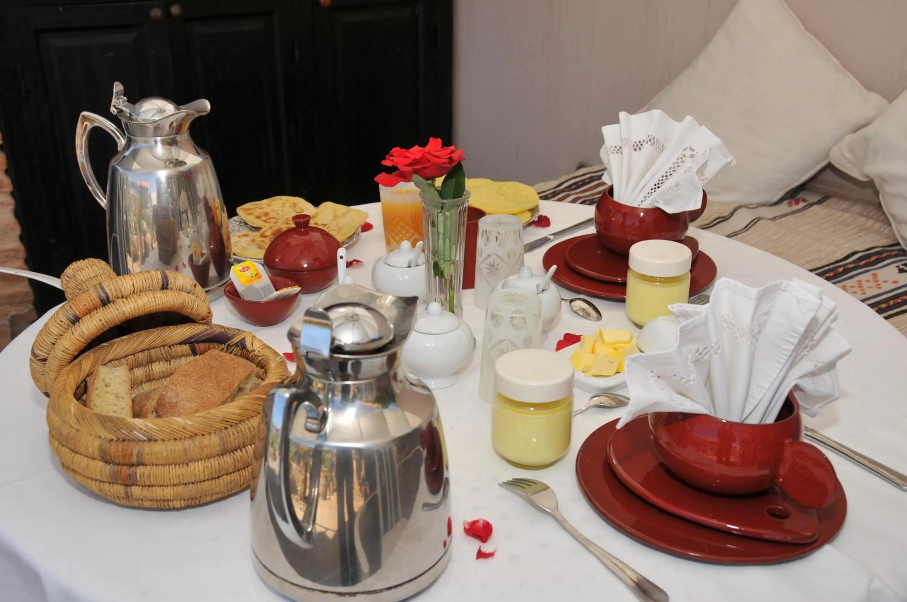 Restaurant/places to eat in Riad Adriana