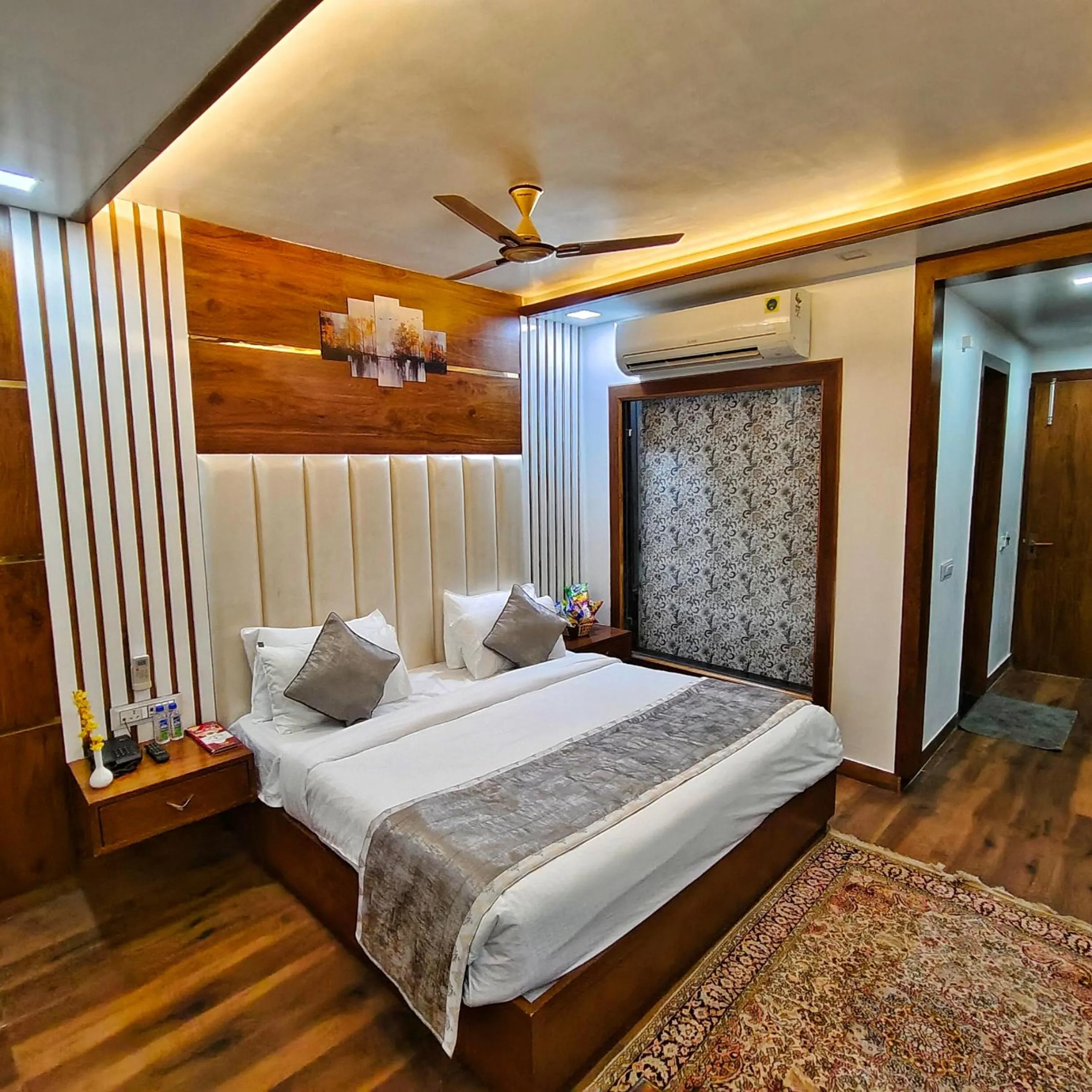 Bedroom, Bed in Rich Grand Hotel