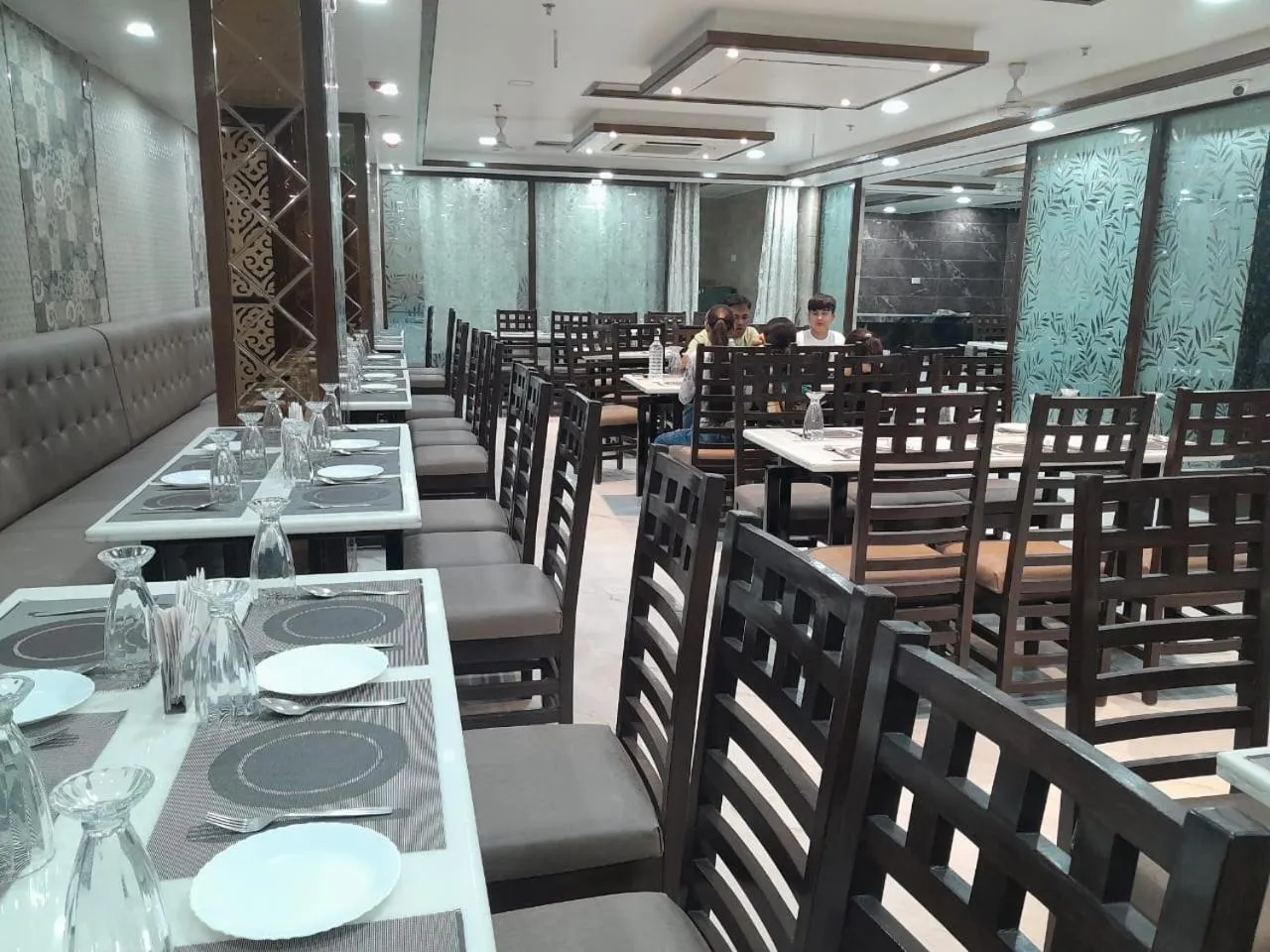 Restaurant/places to eat in Rich Grand Hotel