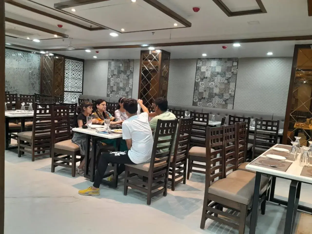 Restaurant/places to eat in Rich Grand Hotel Restaurant/places to eat in Rich Grand Hotel