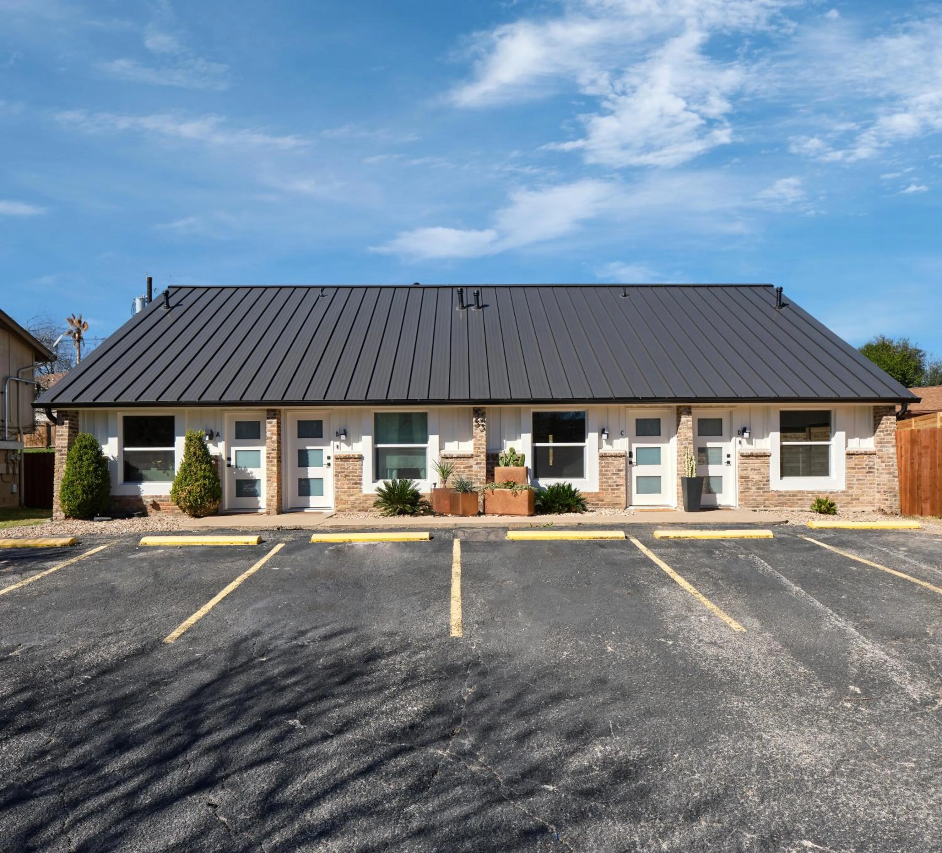 Property building in Midcentury Couples Designer Loft - Casa Tuya