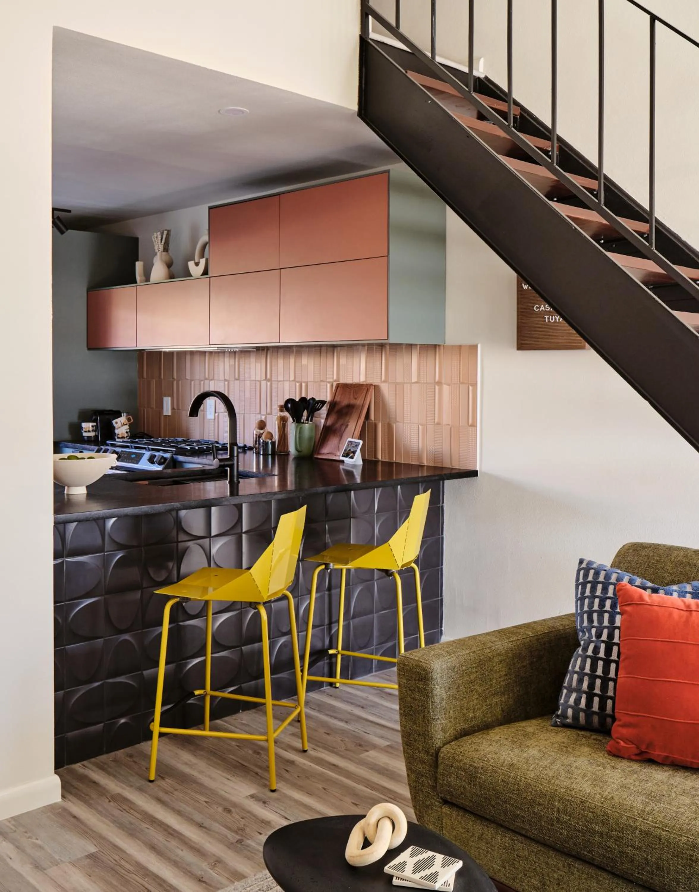 Kitchen or kitchenette in Midcentury Couples Designer Loft - Casa Tuya