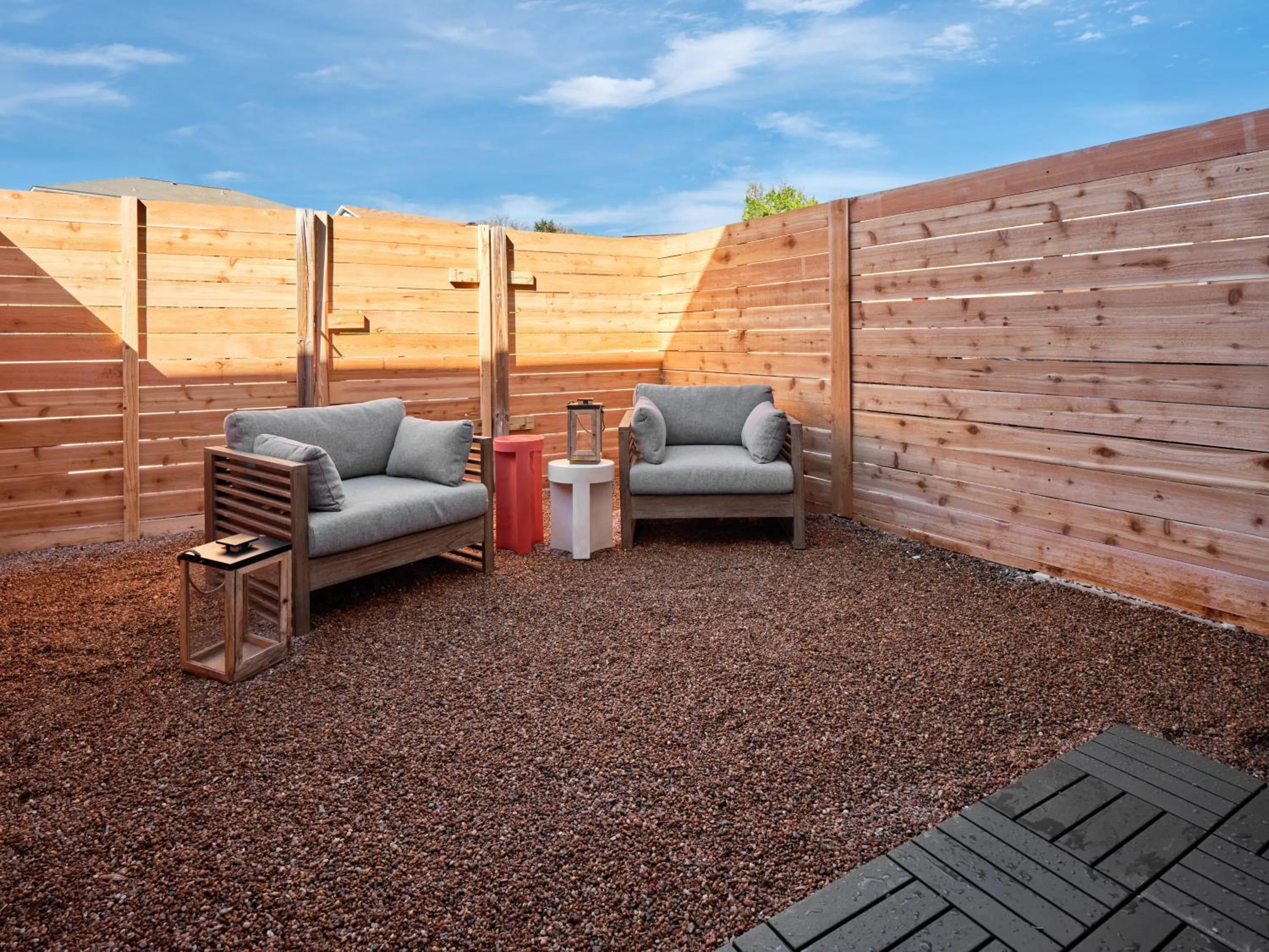 Patio in Midcentury Couples Designer Loft - Casa Tuya