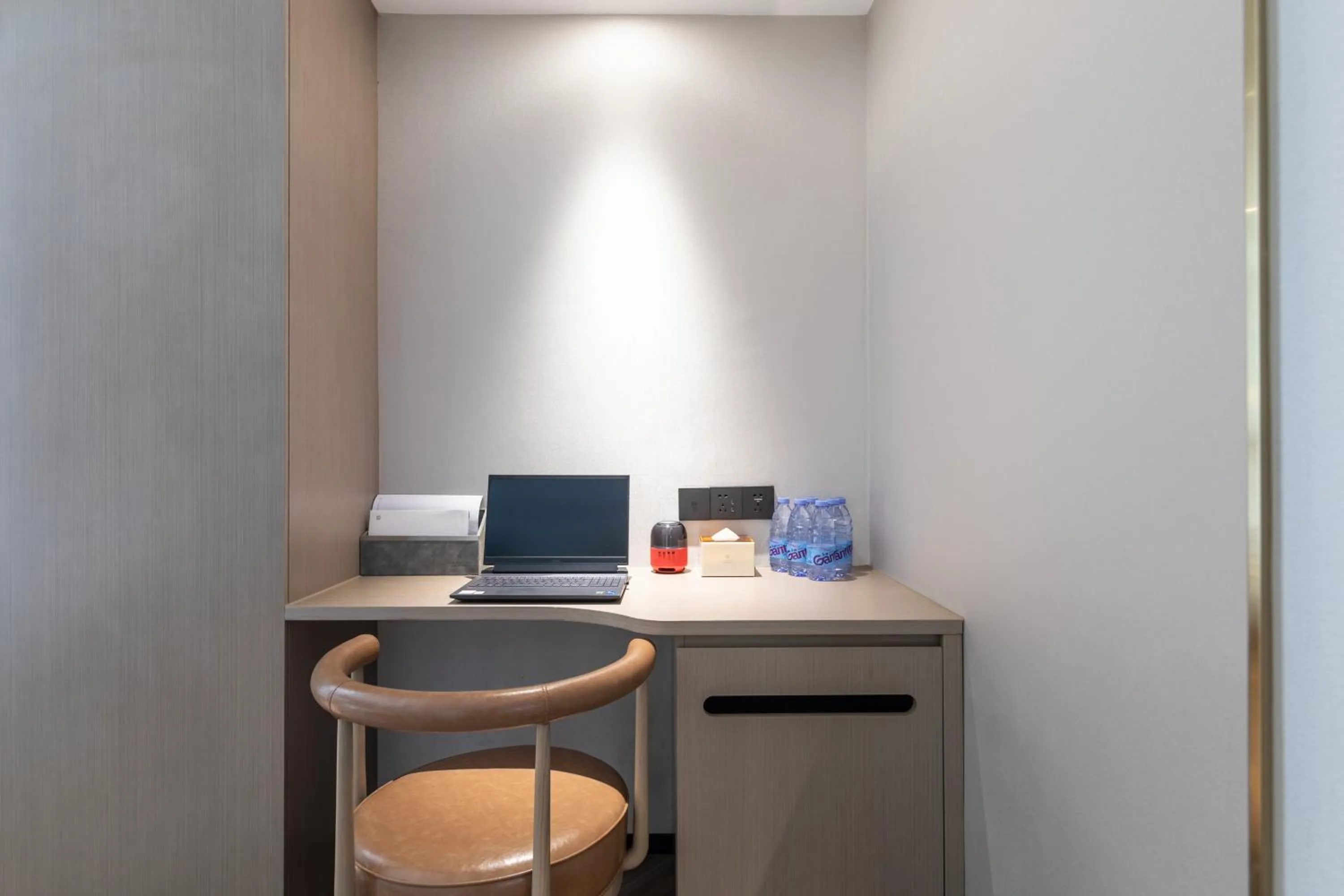 hair dresser in Guangzhou Baiyun Airport MeHood Liz Hotel Free Shuttle Bus to Airport