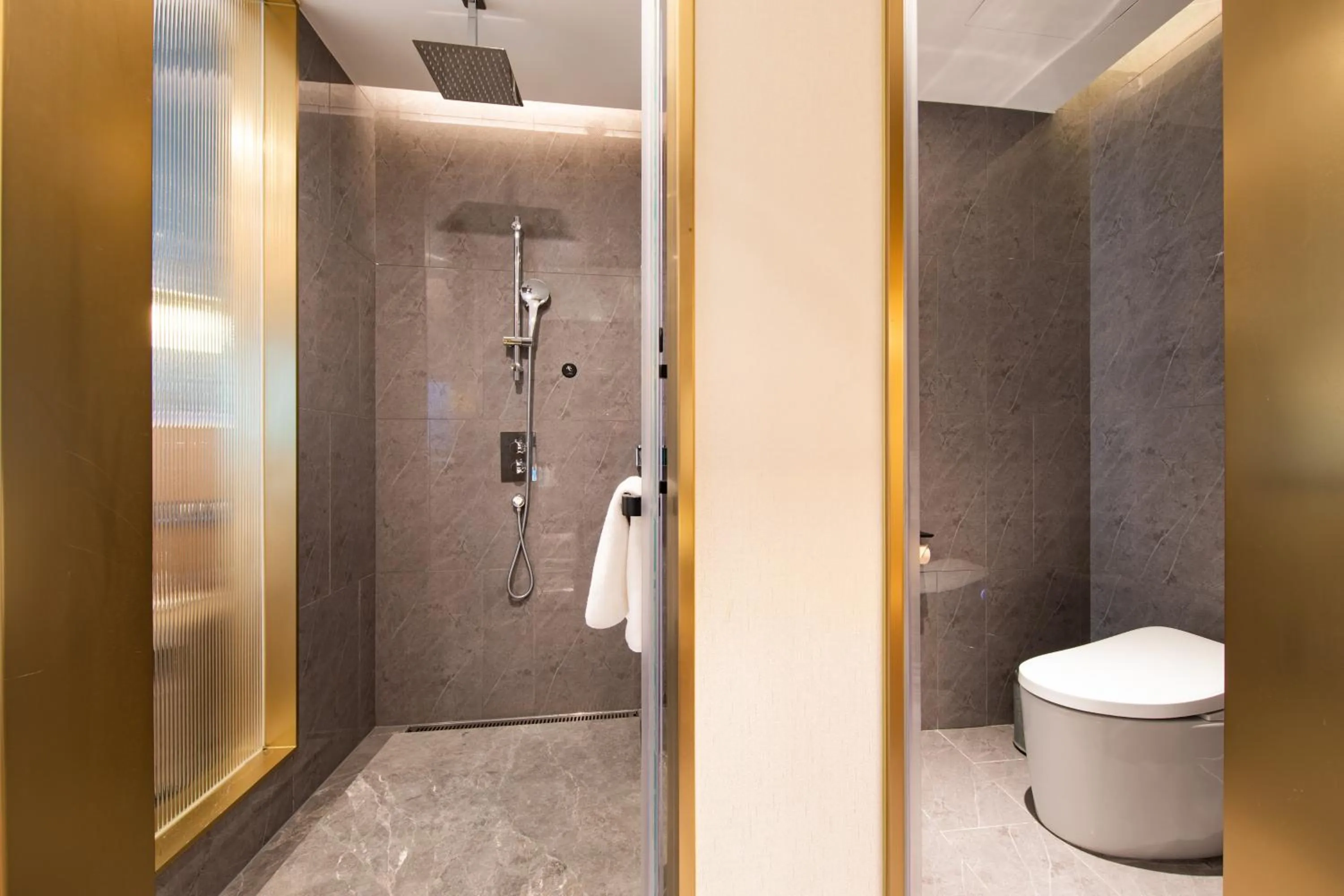 Shower in Guangzhou Baiyun Airport MeHood Liz Hotel Free Shuttle Bus to Airport