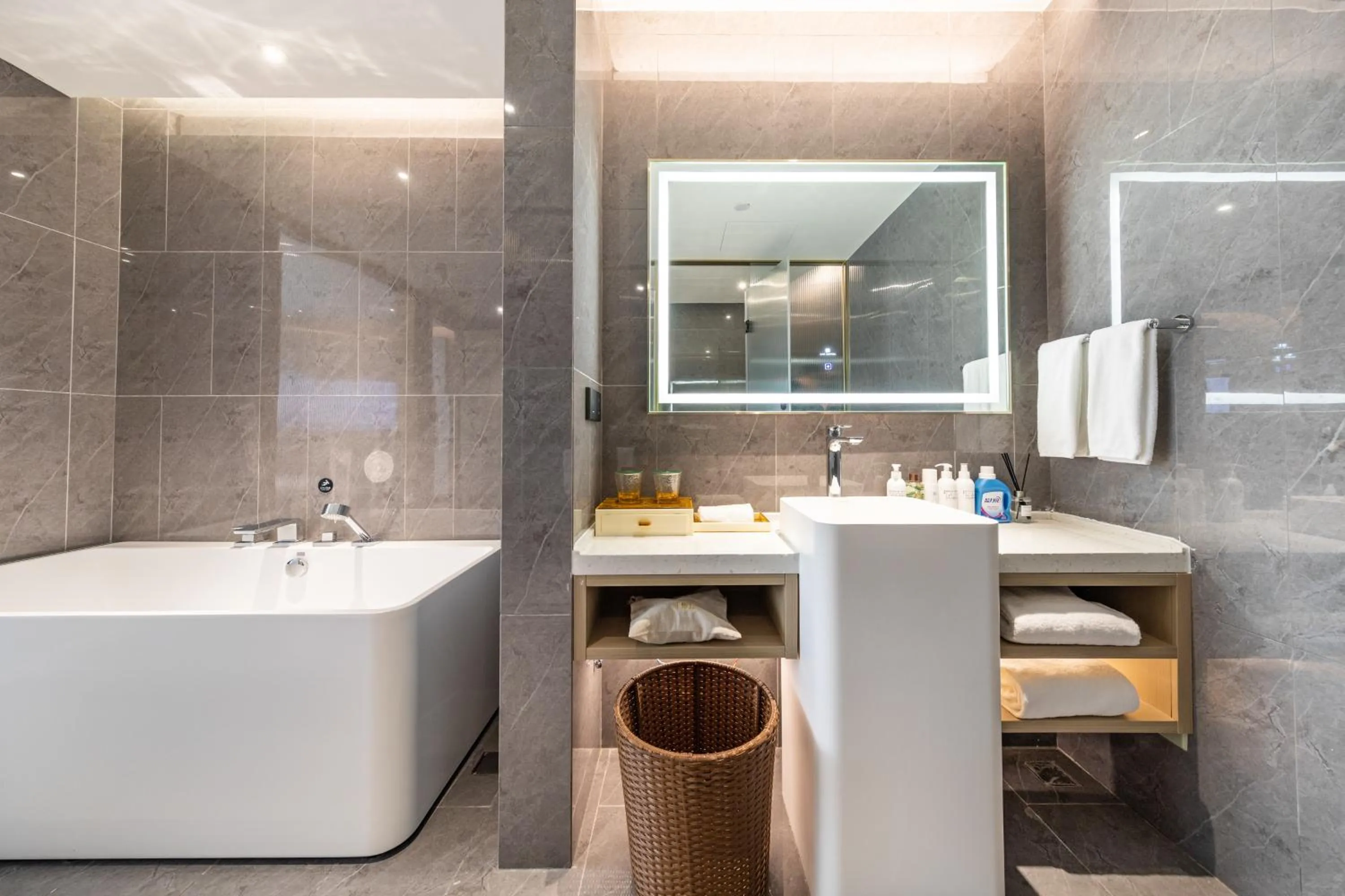 Shower in Guangzhou Baiyun Airport MeHood Liz Hotel Free Shuttle Bus to Airport