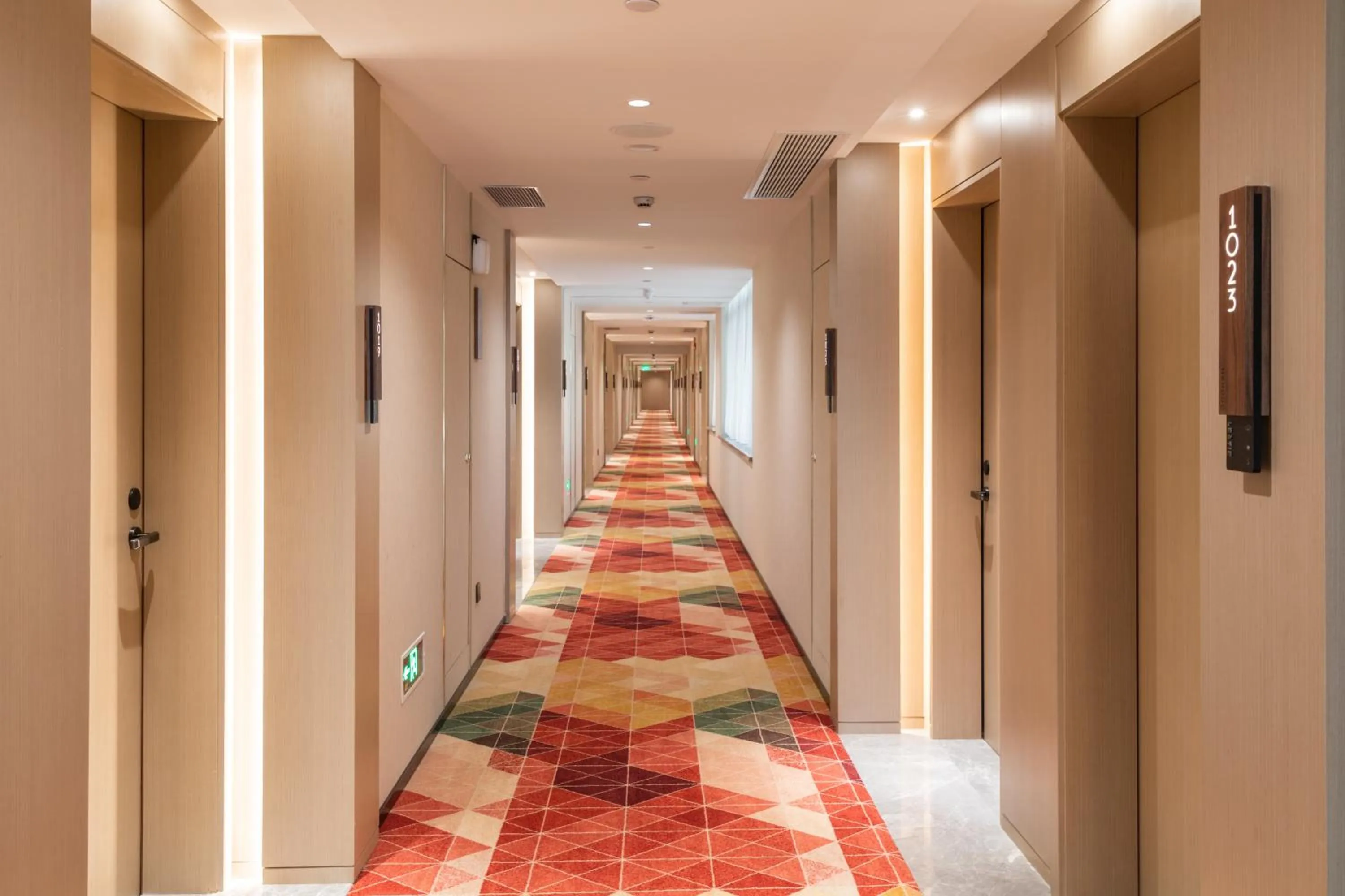 elevator in Guangzhou Baiyun Airport MeHood Liz Hotel Free Shuttle Bus to Airport