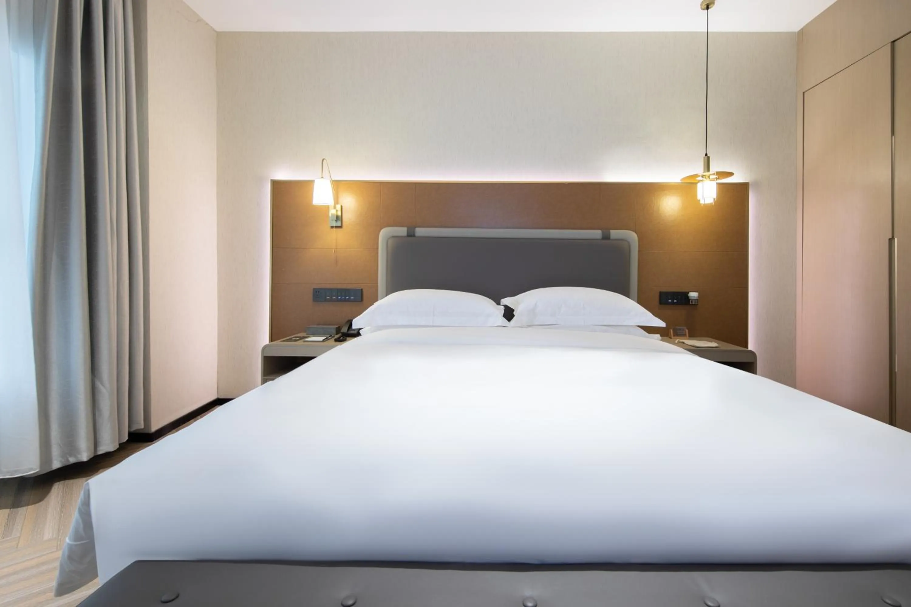 Photo of the whole room, Bed in Guangzhou Baiyun Airport MeHood Liz Hotel Free Shuttle Bus to Airport