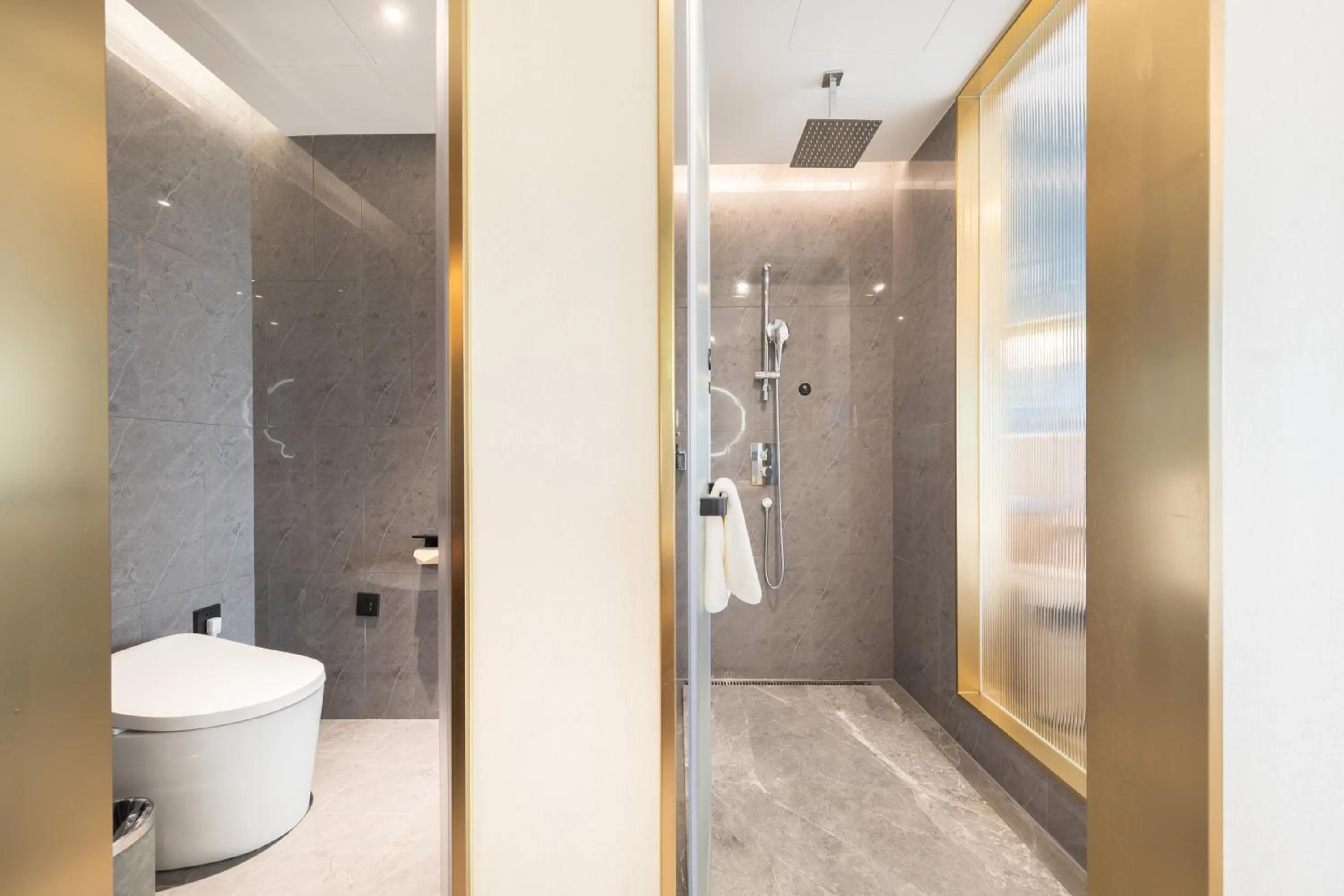 Shower in Guangzhou Baiyun Airport MeHood Liz Hotel Free Shuttle Bus to Airport