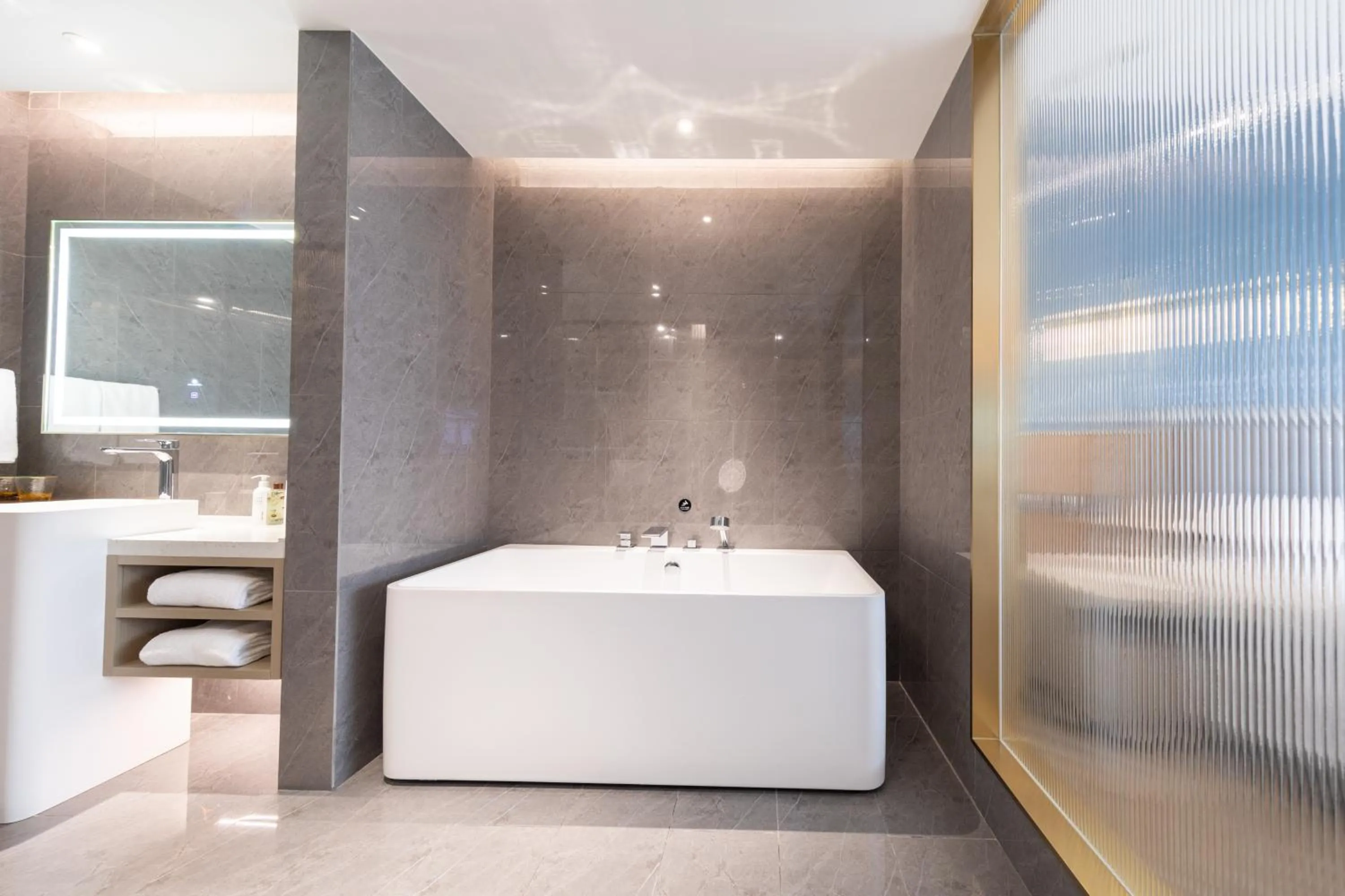 Bathroom in Guangzhou Baiyun Airport MeHood Liz Hotel Free Shuttle Bus to Airport