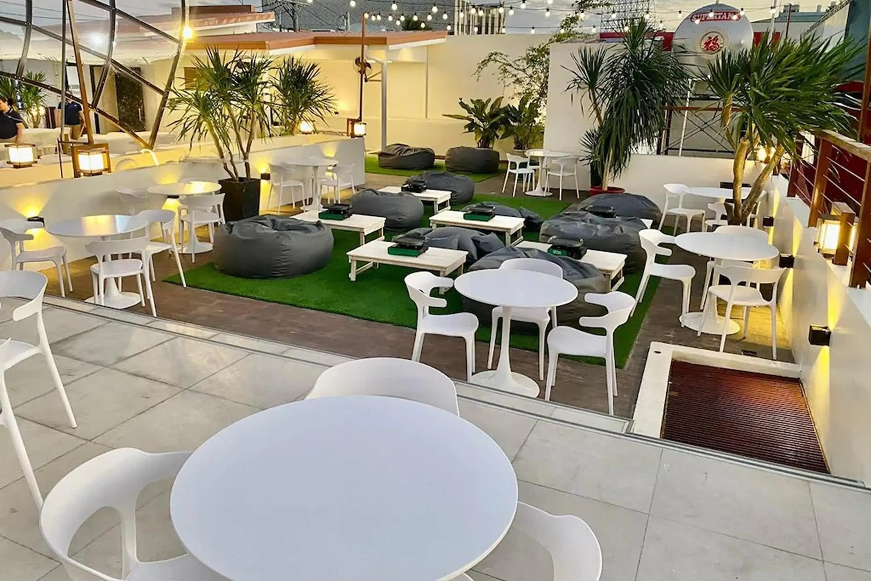 Restaurant/places to eat in Aurora Suites Pasay near Airport Restaurant/places to eat in Aurora Suites Pasay near Airport