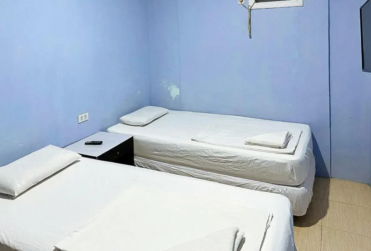 Twin Room in RedDoorz @ Limelily Pension House 2 General Santos City Twin Room in RedDoorz @ Limelily Pension House 2 General Santos City
