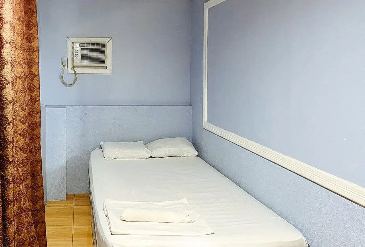 Deluxe Room in RedDoorz @ Limelily Pension House 2 General Santos City Deluxe Room in RedDoorz @ Limelily Pension House 2 General Santos City