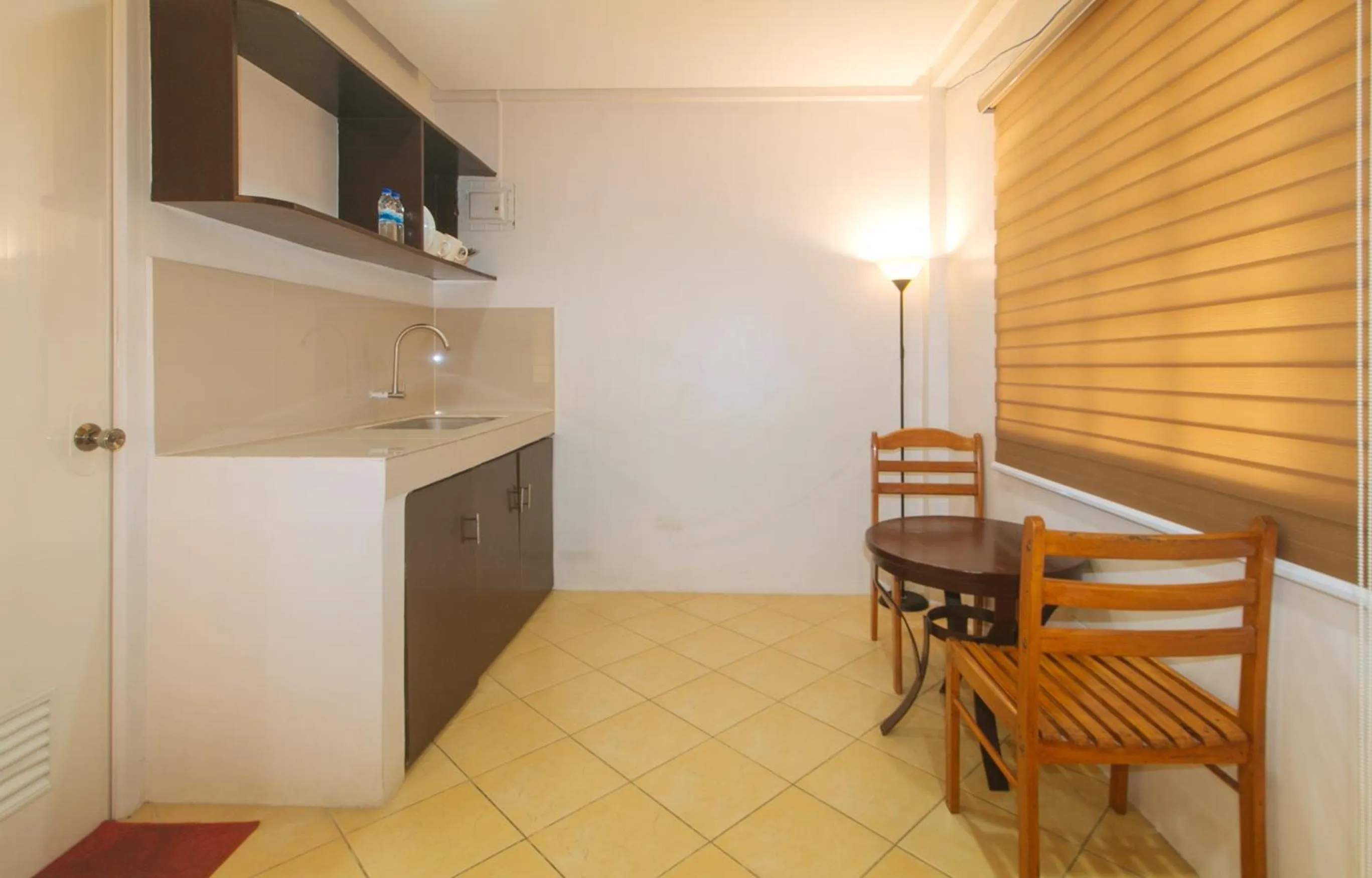 Kitchen or kitchenette in RedDoorz at Davids Travellers Inn Cavite