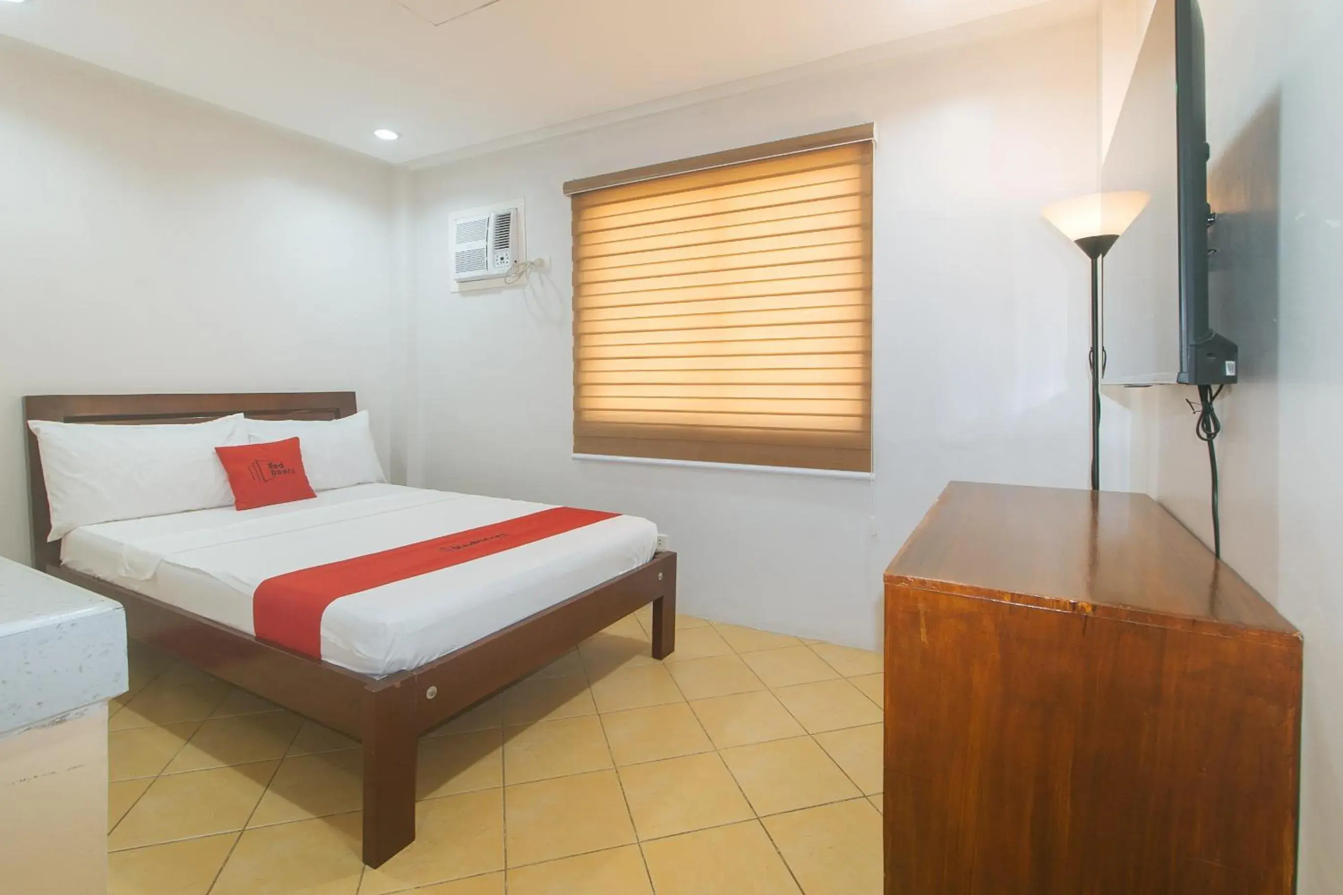 Bed in RedDoorz at Davids Travellers Inn Cavite Bed in RedDoorz at Davids Travellers Inn Cavite