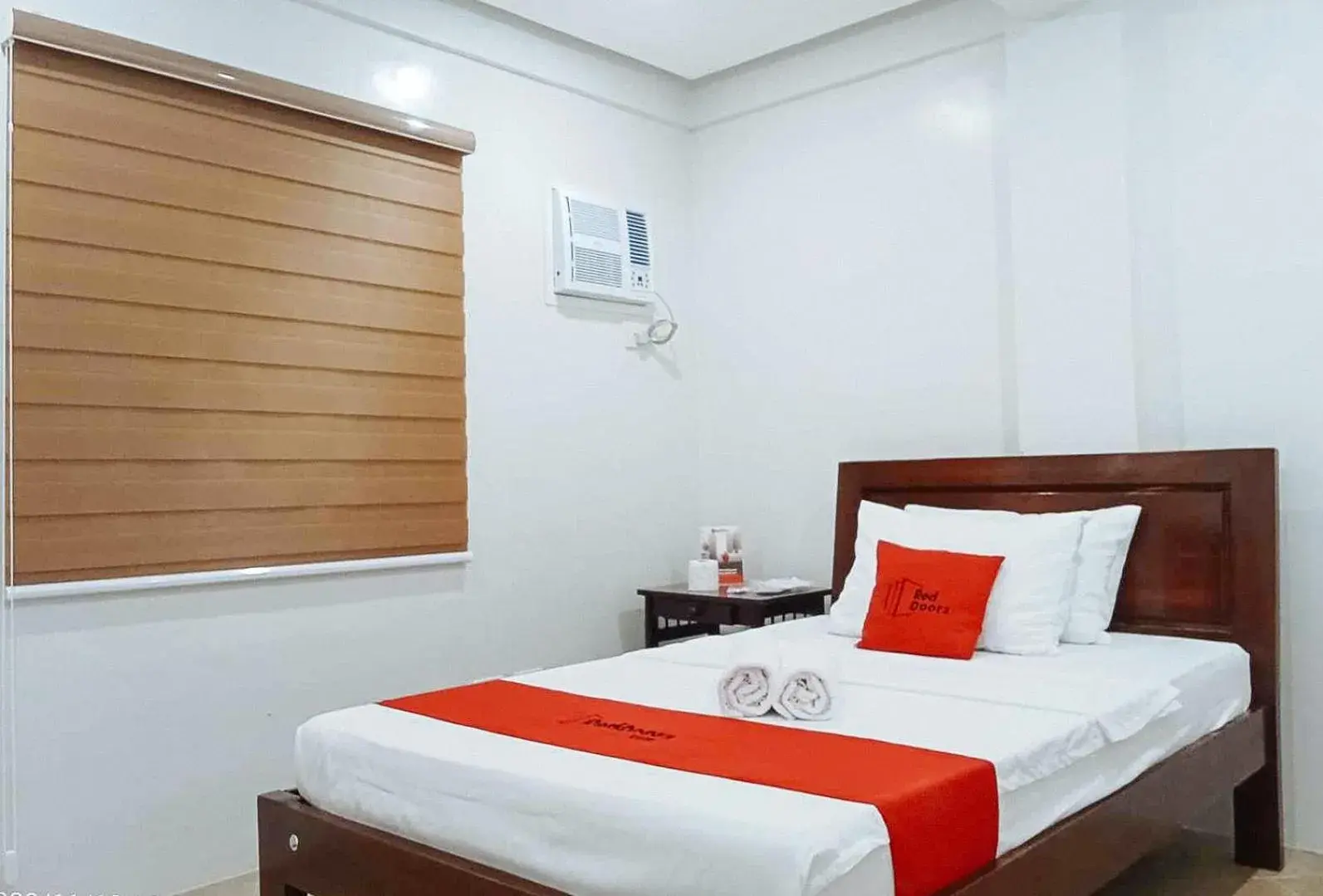 Deluxe Room in RedDoorz at David's Travellers Inn Cavite Deluxe Room in RedDoorz at David's Travellers Inn Cavite