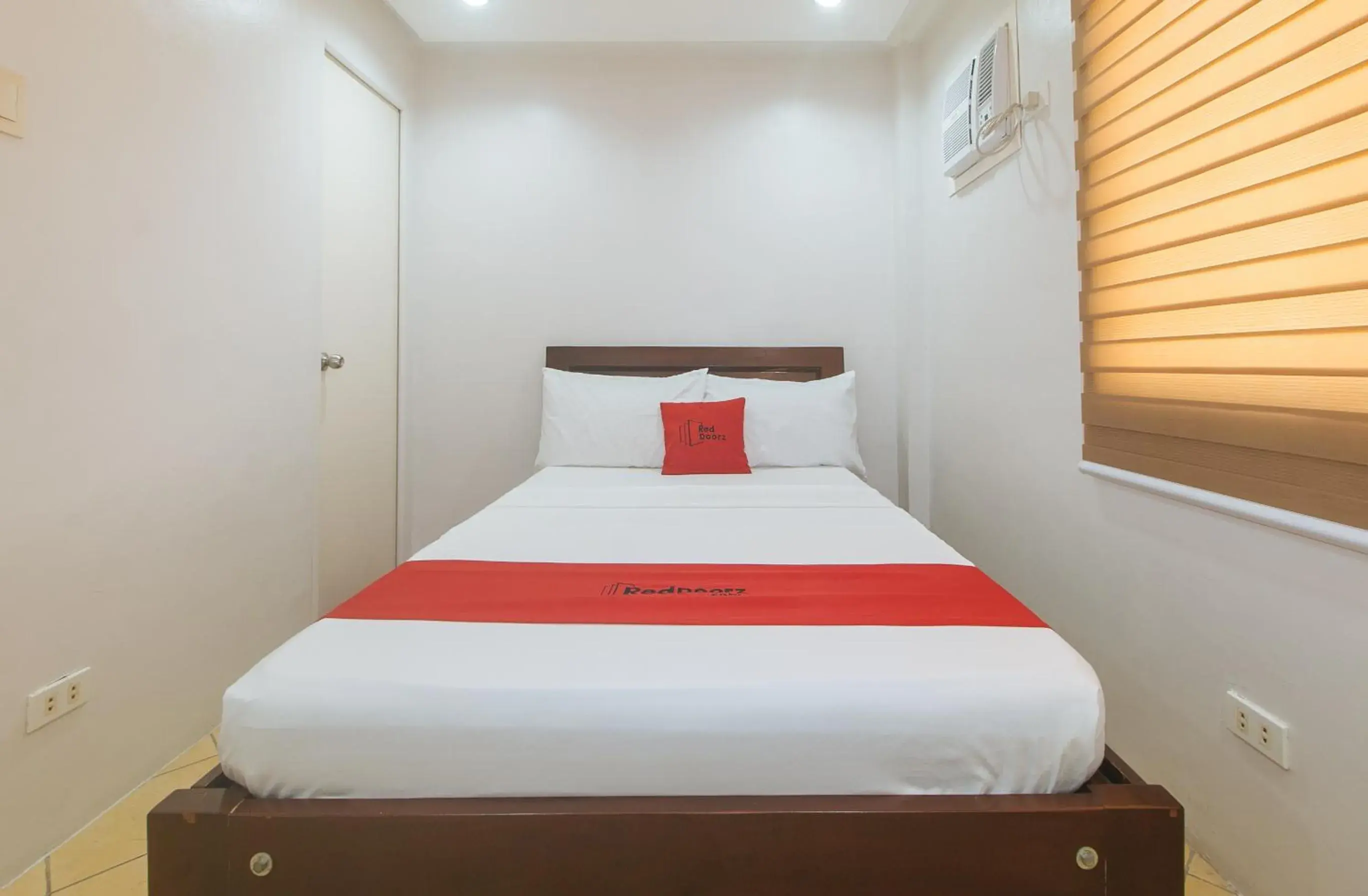 Bed in RedDoorz at Davids Travellers Inn Cavite Bed in RedDoorz at Davids Travellers Inn Cavite