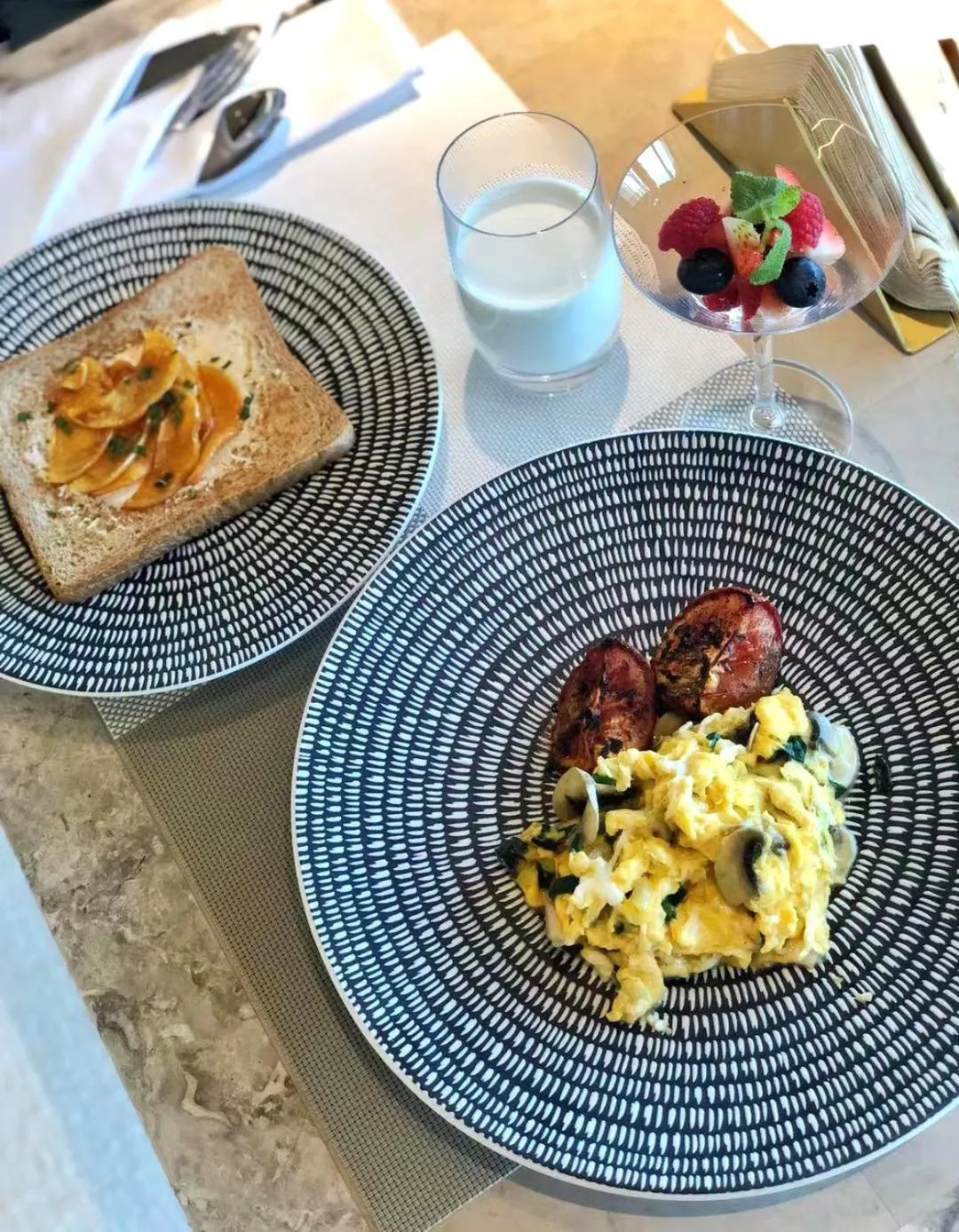 Restaurant/places to eat in Artisse Place - Access to 4000 sqm Fusion Wellness Centre and 800 sqm Indoor Swimming Pool