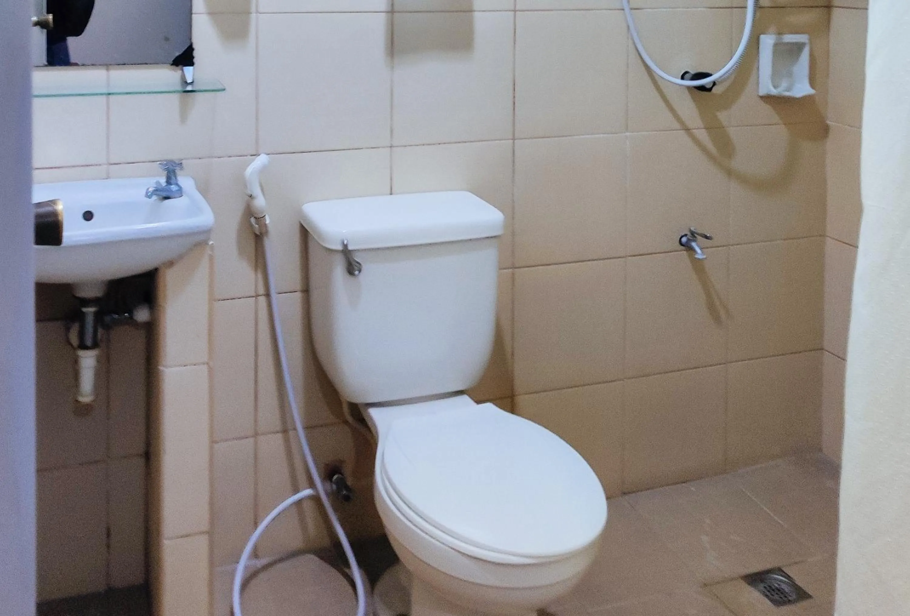 Toilet in Jade Dragons Suites Davao