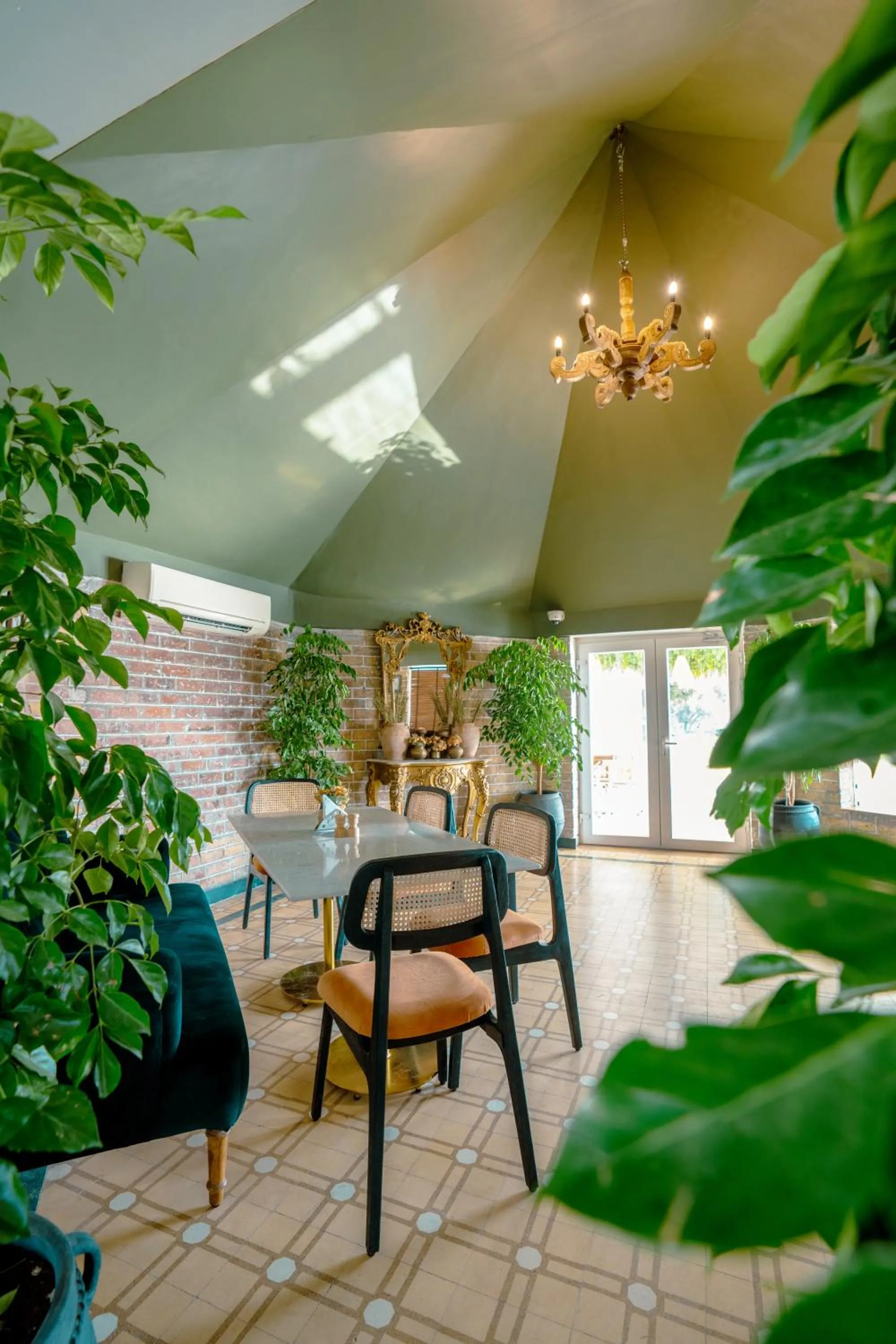 Restaurant/places to eat in Surpura Bagh