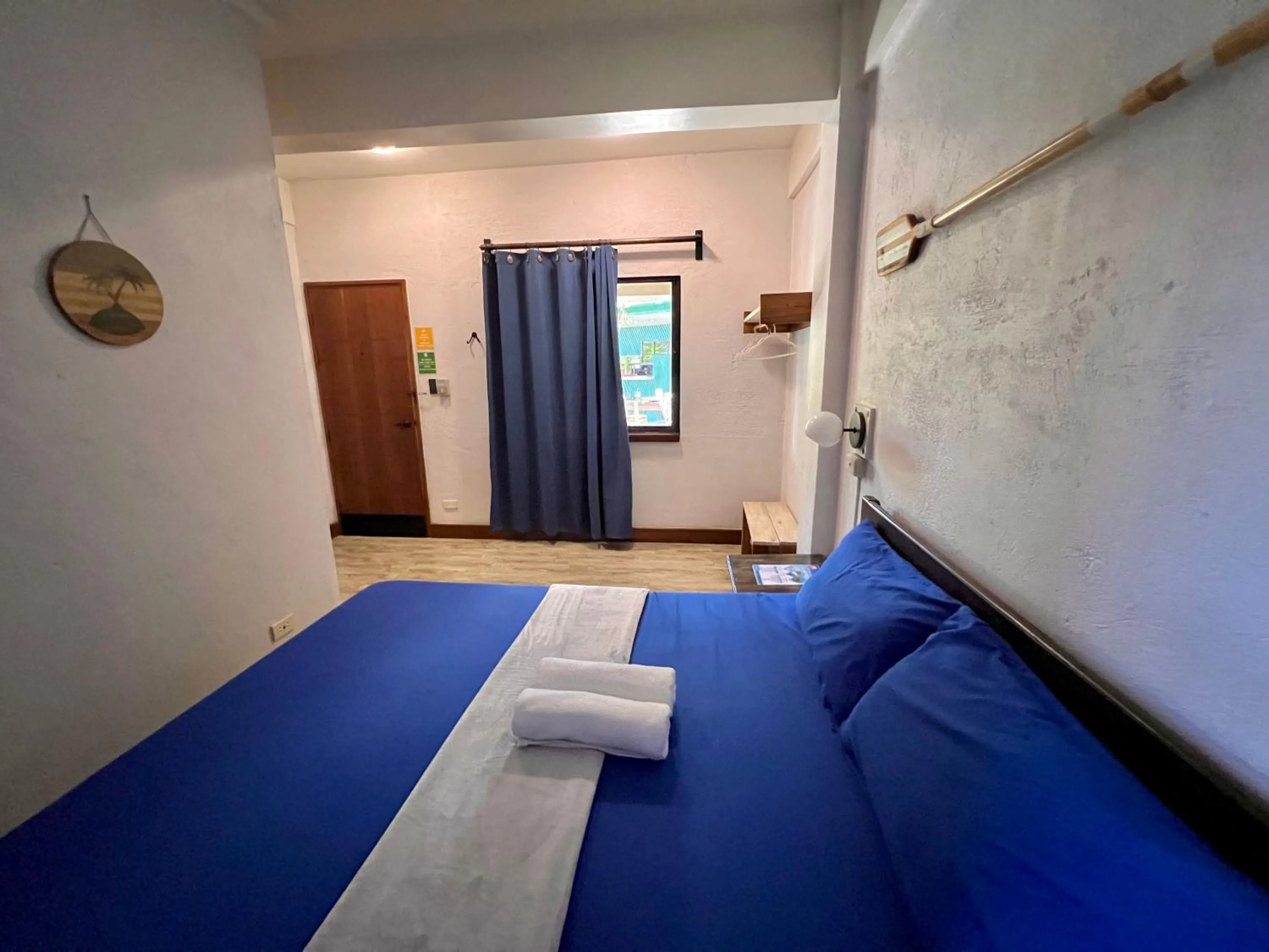 Bed in Island Lyfe Adventures Hotel