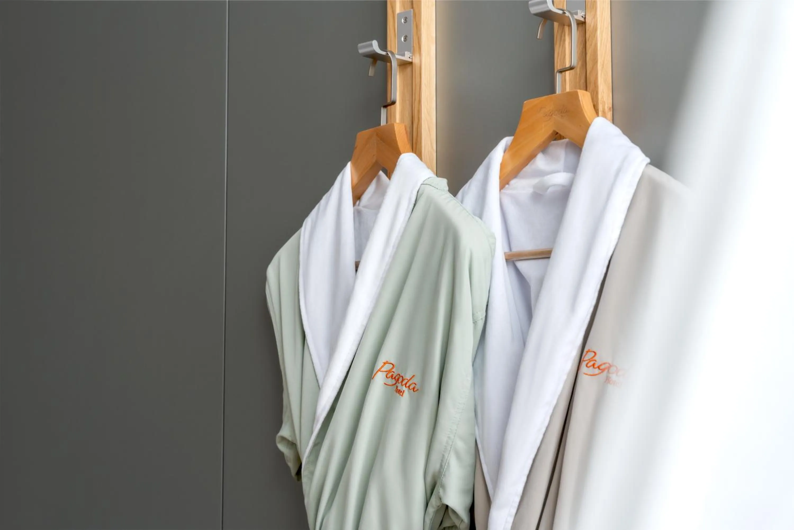 wardrobe in Pagoda Hotel Shenzhen Familytrip&BusinessTravel