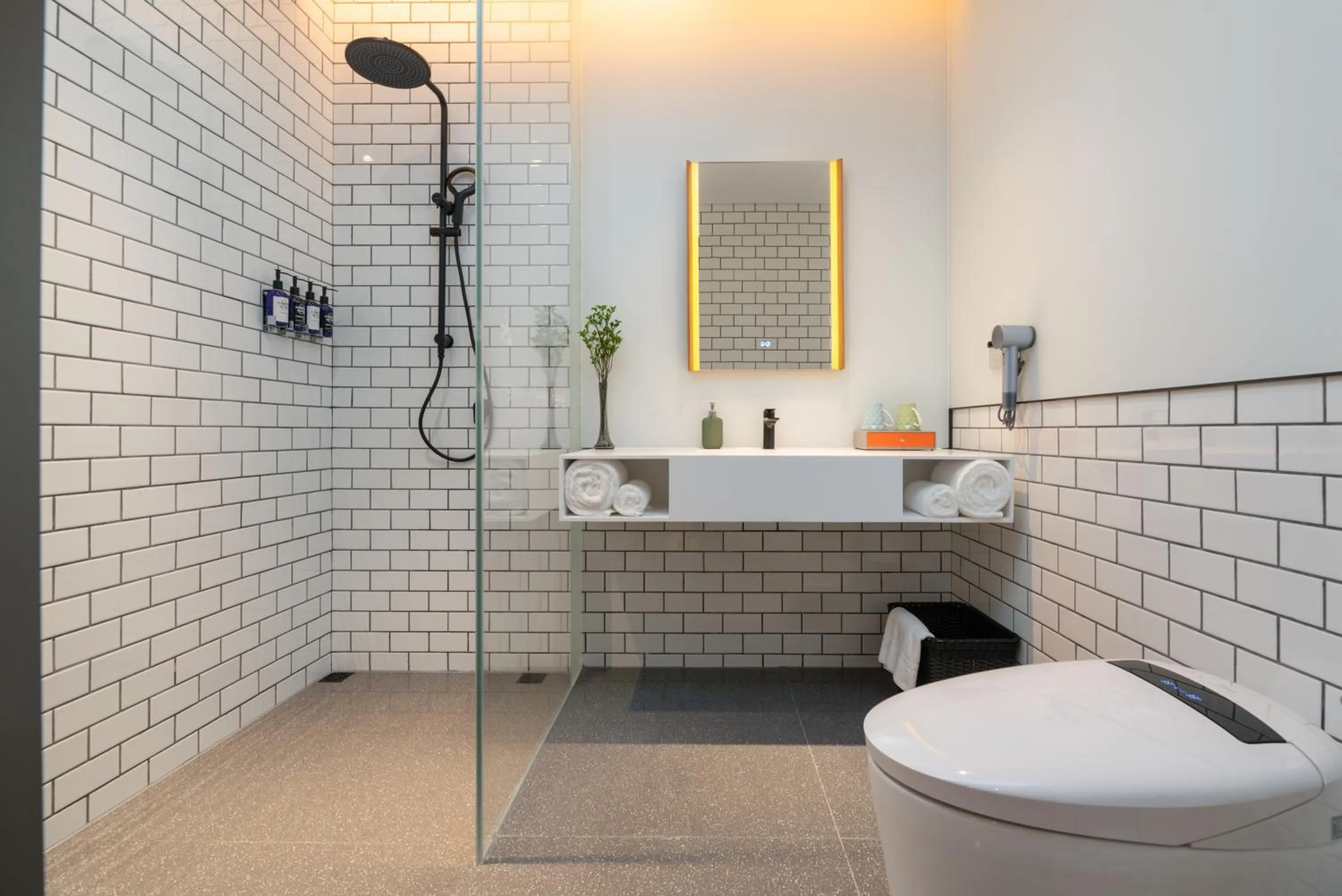 Shower in Pagoda Hotel Shenzhen Familytrip&BusinessTravel