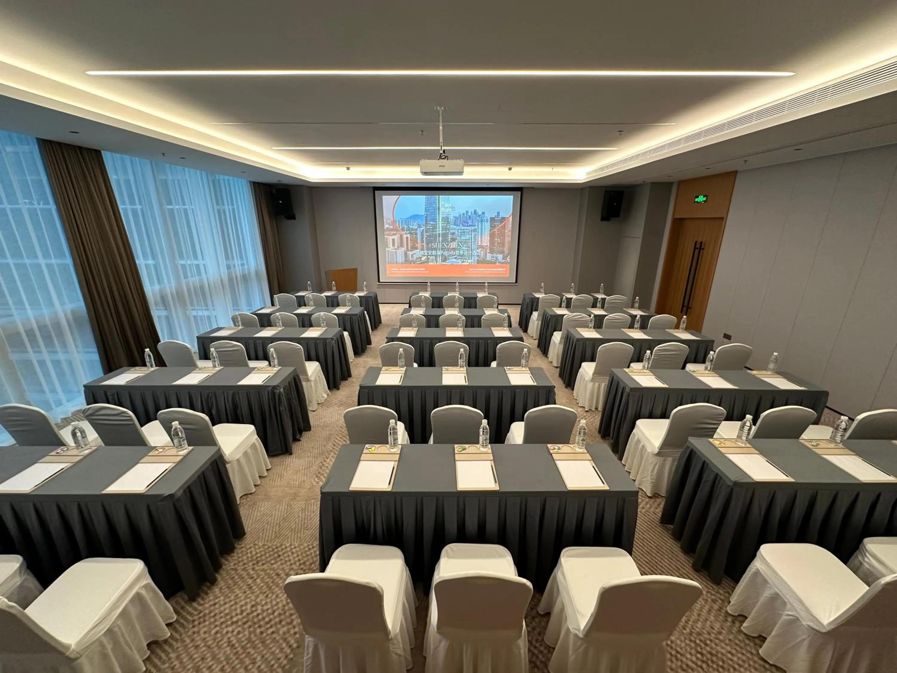 Meeting/conference room in Pagoda Hotel Shenzhen Familytrip&BusinessTravel