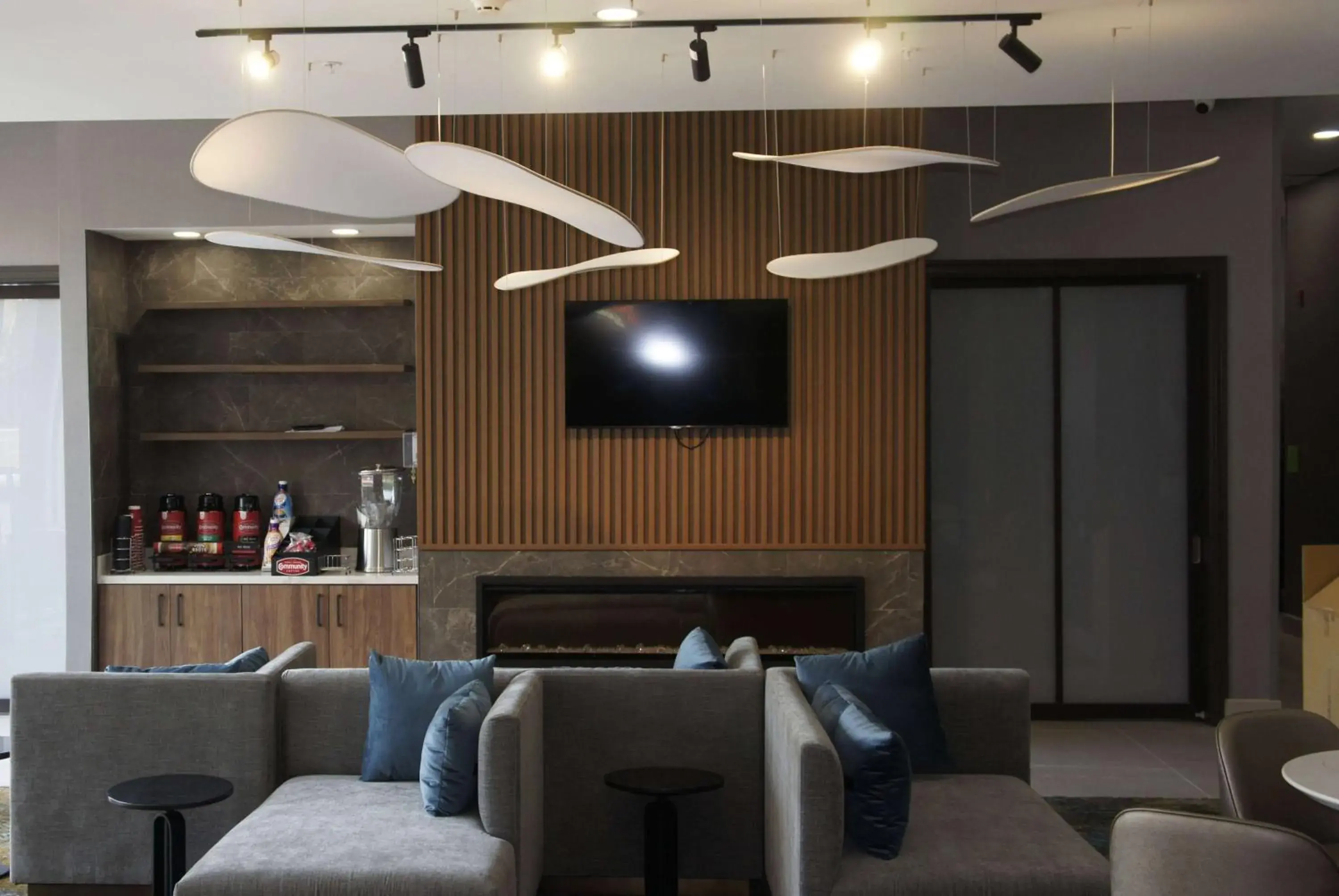 Lobby or reception in La Quinta Inn & Suites by Wyndham Manchester - Arnold AFB Lobby or reception in La Quinta Inn & Suites by Wyndham Manchester - Arnold AFB