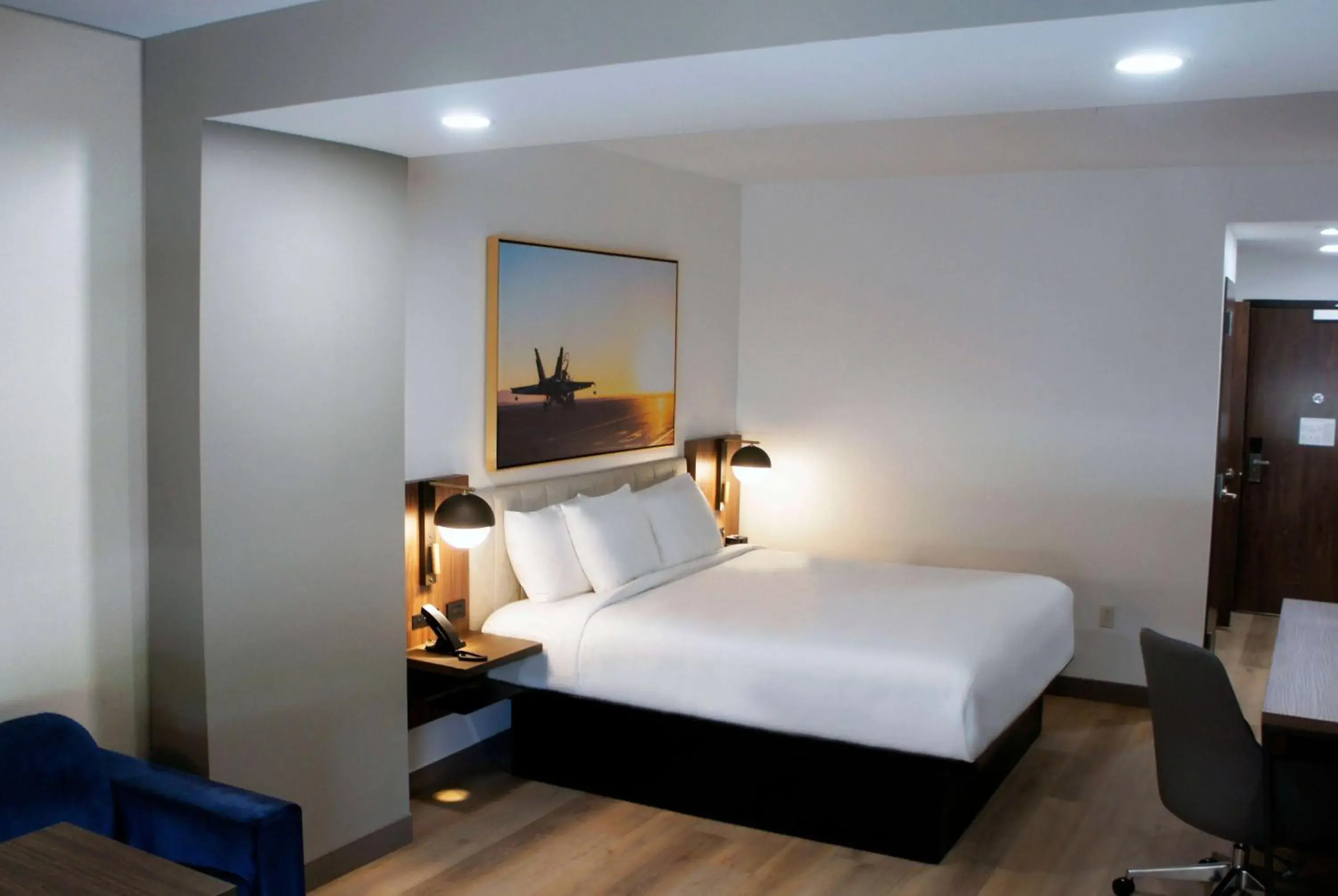 Photo of the whole room, Bed in La Quinta Inn & Suites by Wyndham Manchester - Arnold AFB Photo of the whole room, Bed in La Quinta Inn & Suites by Wyndham Manchester - Arnold AFB