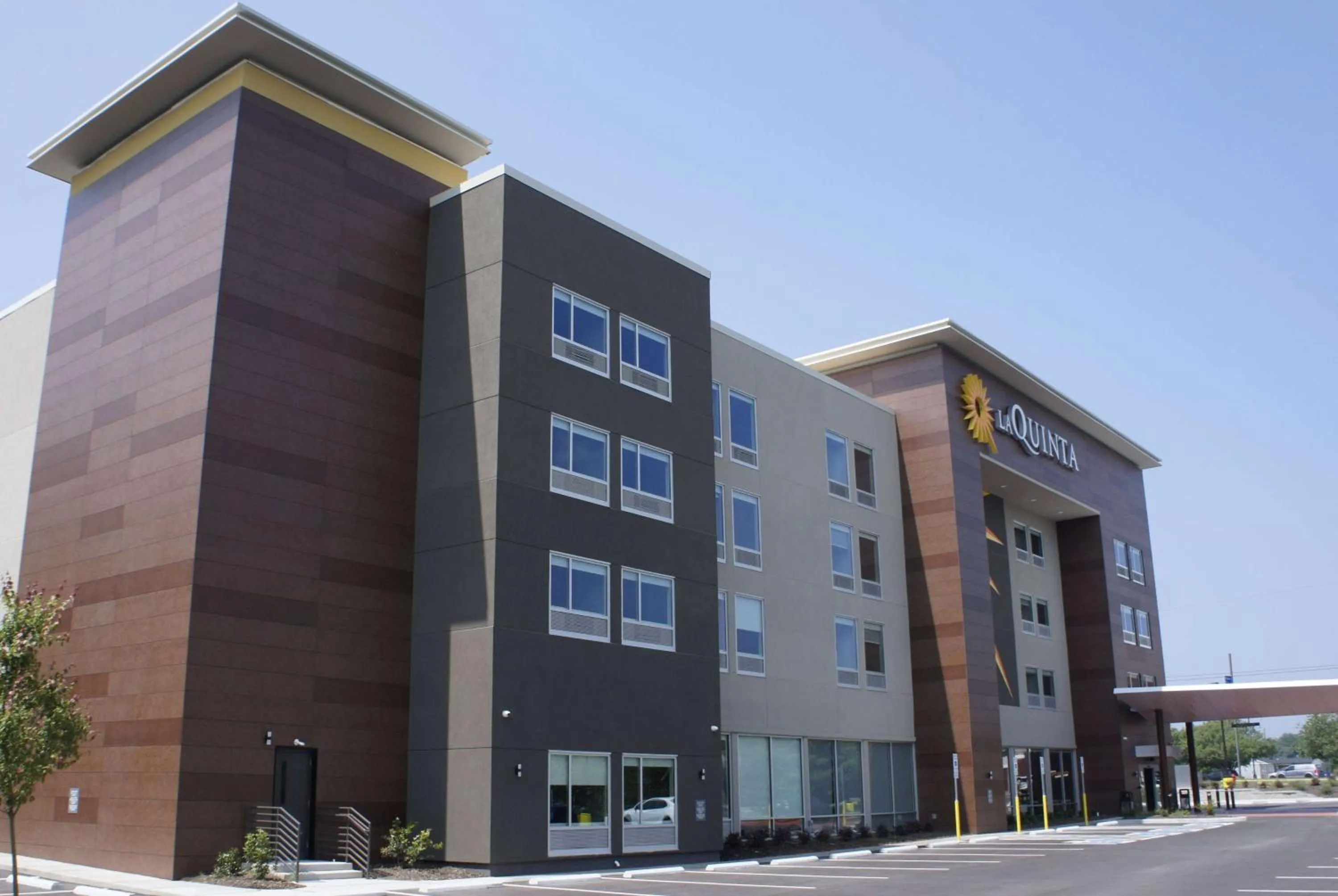 Property building in La Quinta Inn & Suites by Wyndham Manchester - Arnold AFB