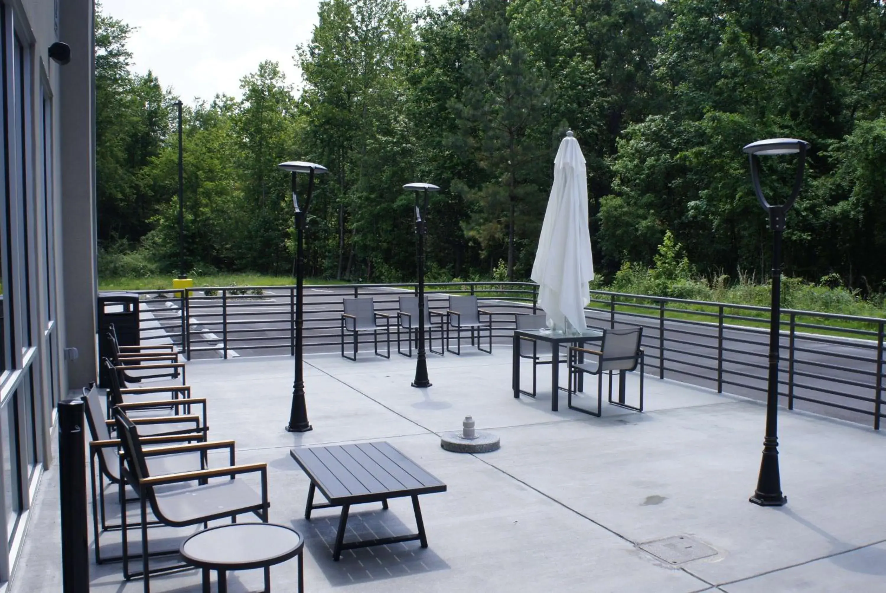 Inner courtyard view in La Quinta Inn & Suites by Wyndham Manchester - Arnold AFB Inner courtyard view in La Quinta Inn & Suites by Wyndham Manchester - Arnold AFB