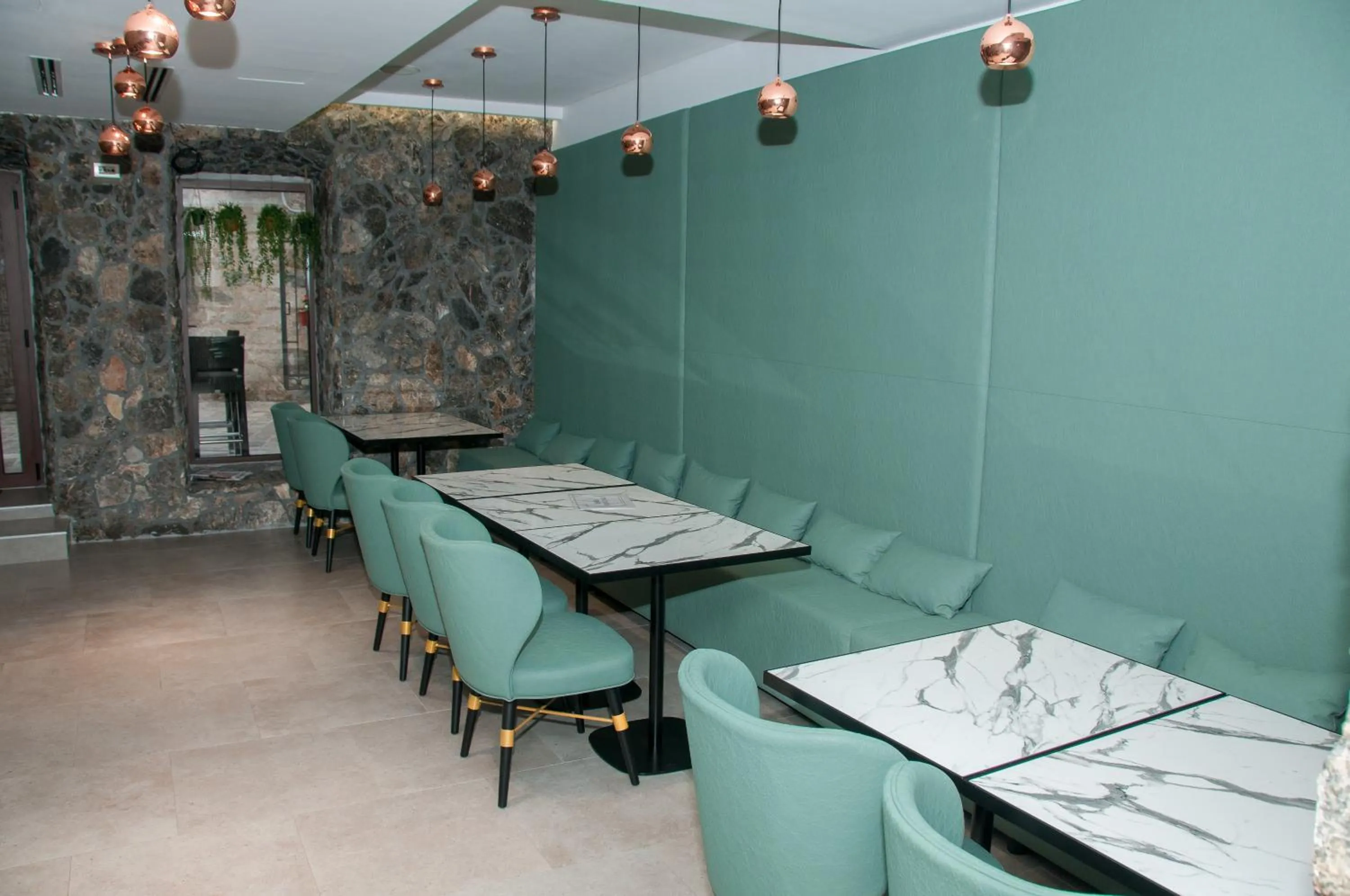 Restaurant/places to eat in Hotel Astoria