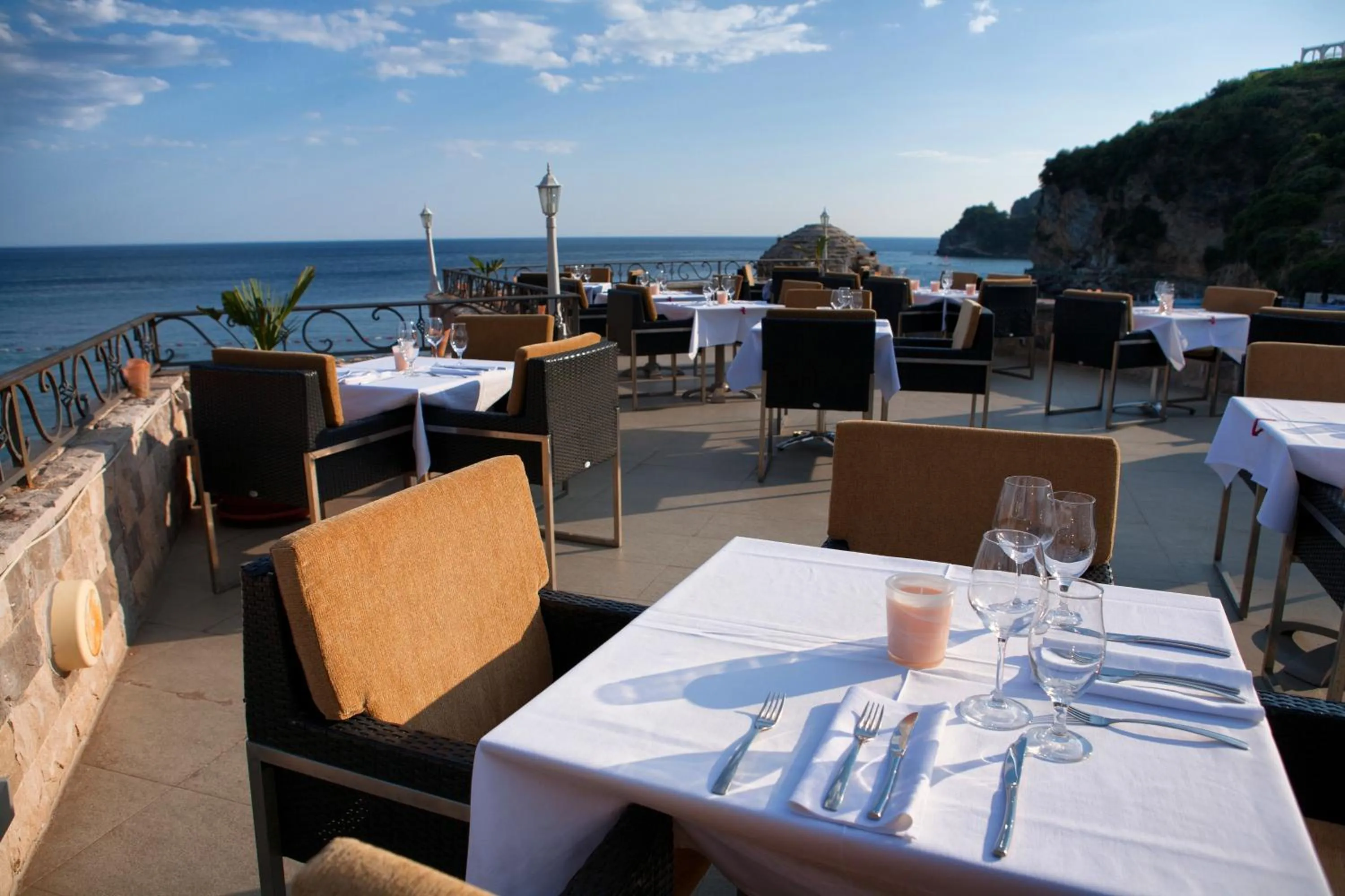 Restaurant/places to eat in Hotel Astoria