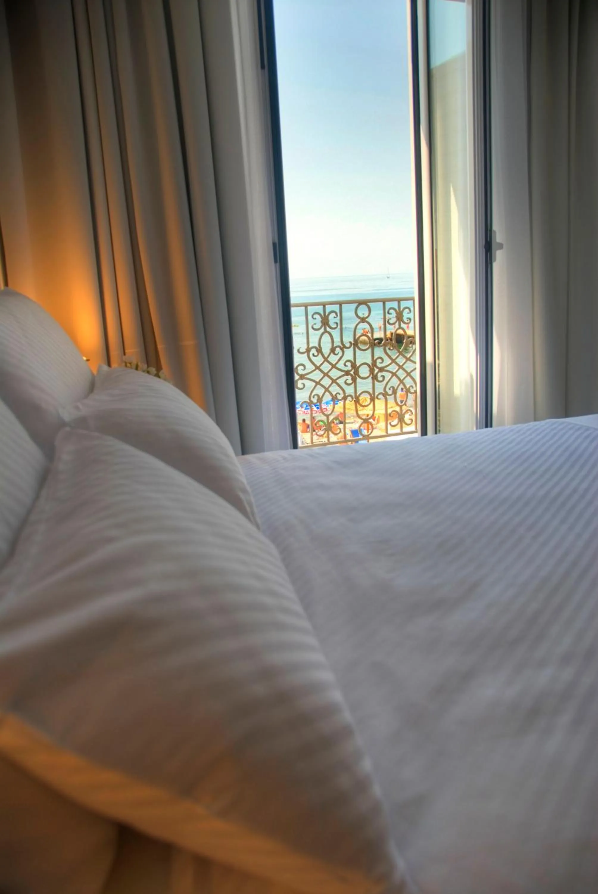 Bed in Hotel Astoria