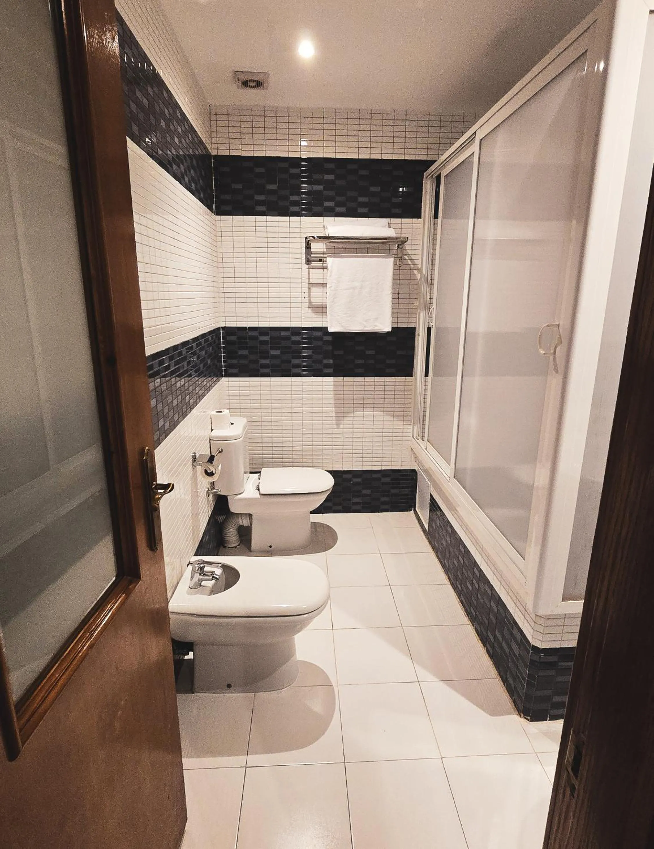 Shower in Hôtel Rembrandt