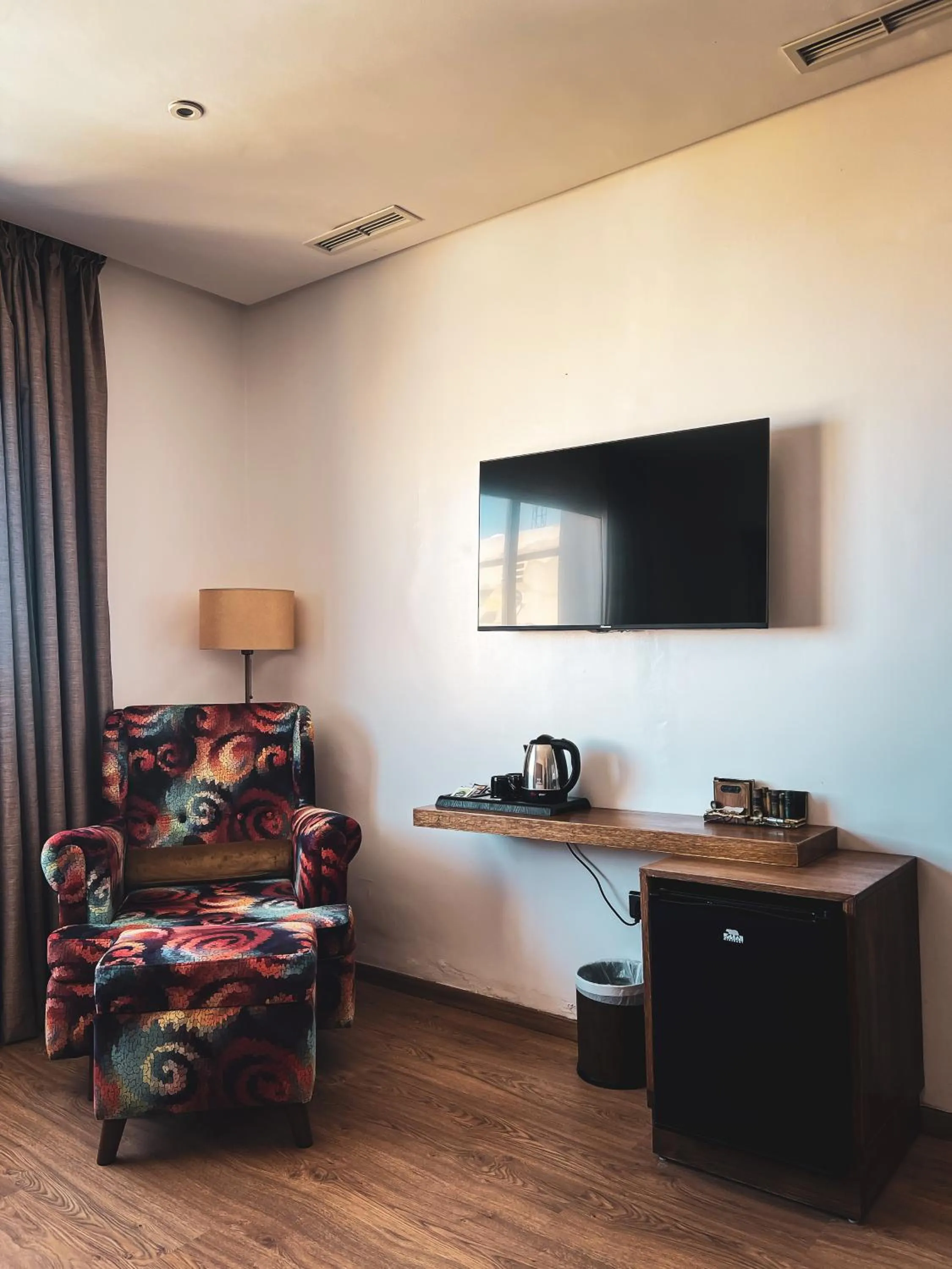 Communal lounge/ TV room in Hôtel Rembrandt