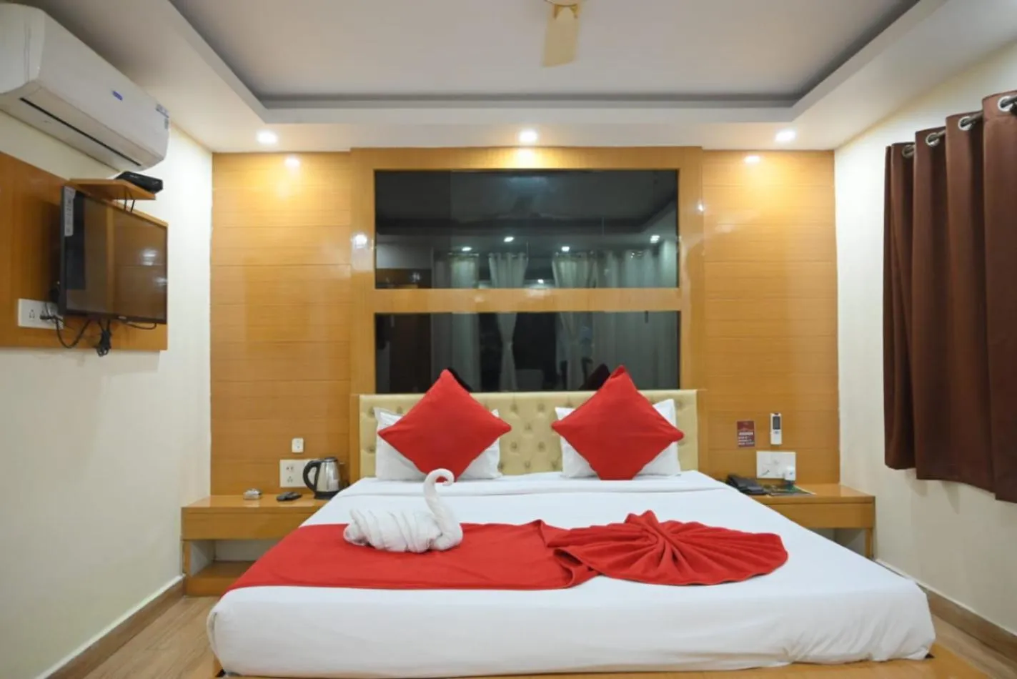 Bed in Hotel Jyoti International