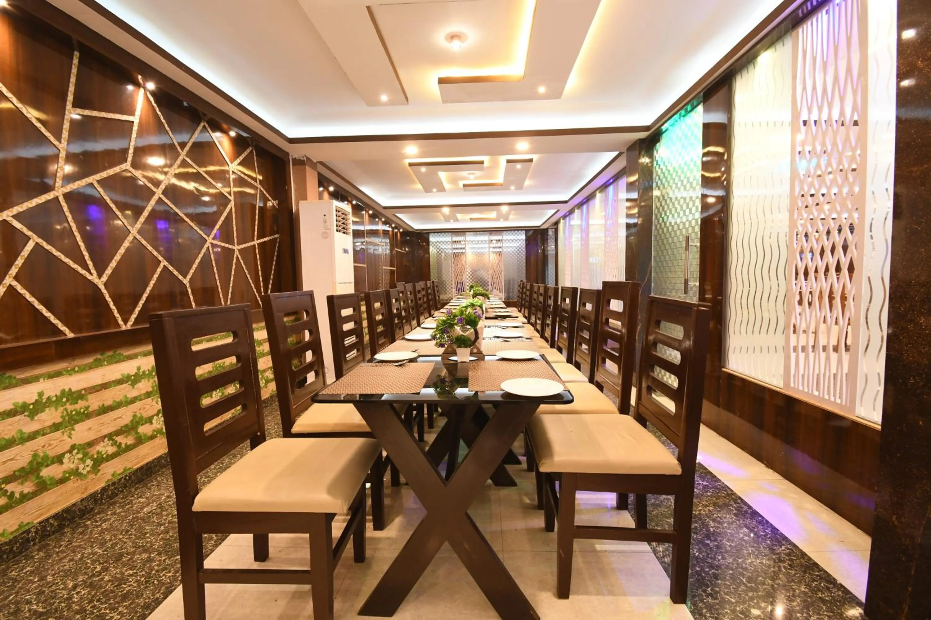 Restaurant/places to eat in Hotel Jyoti International