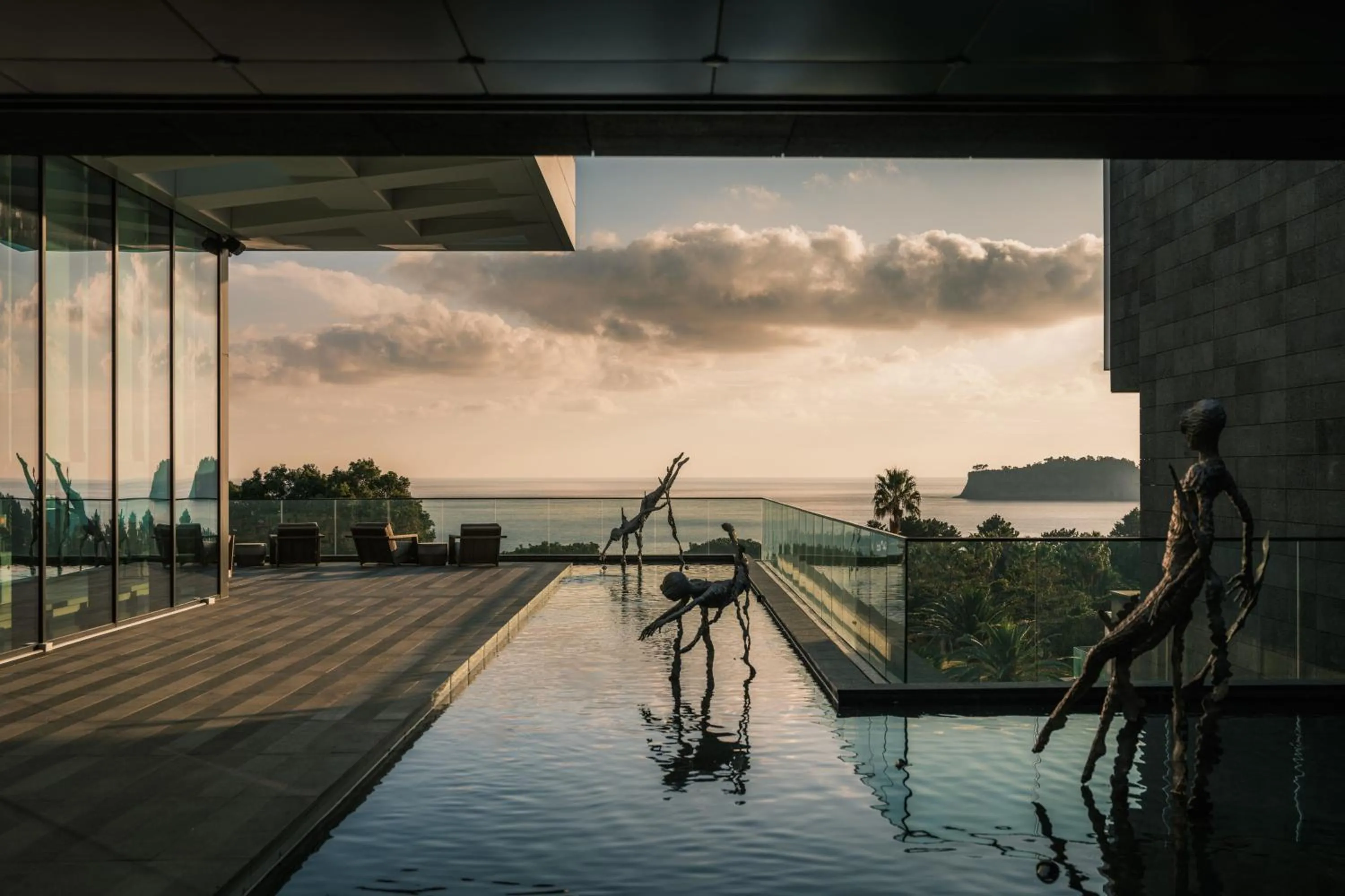 Lounge or bar in JW Marriott Jeju Resort & Spa