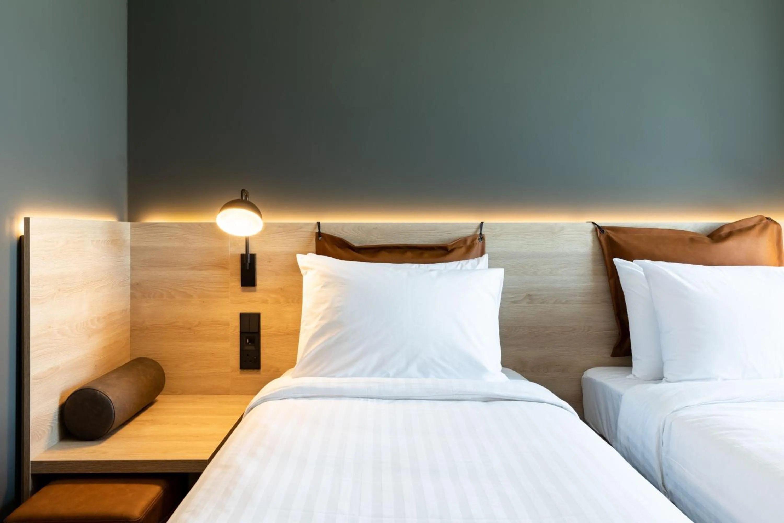 Photo of the whole room, Bed in Moxy Plymouth