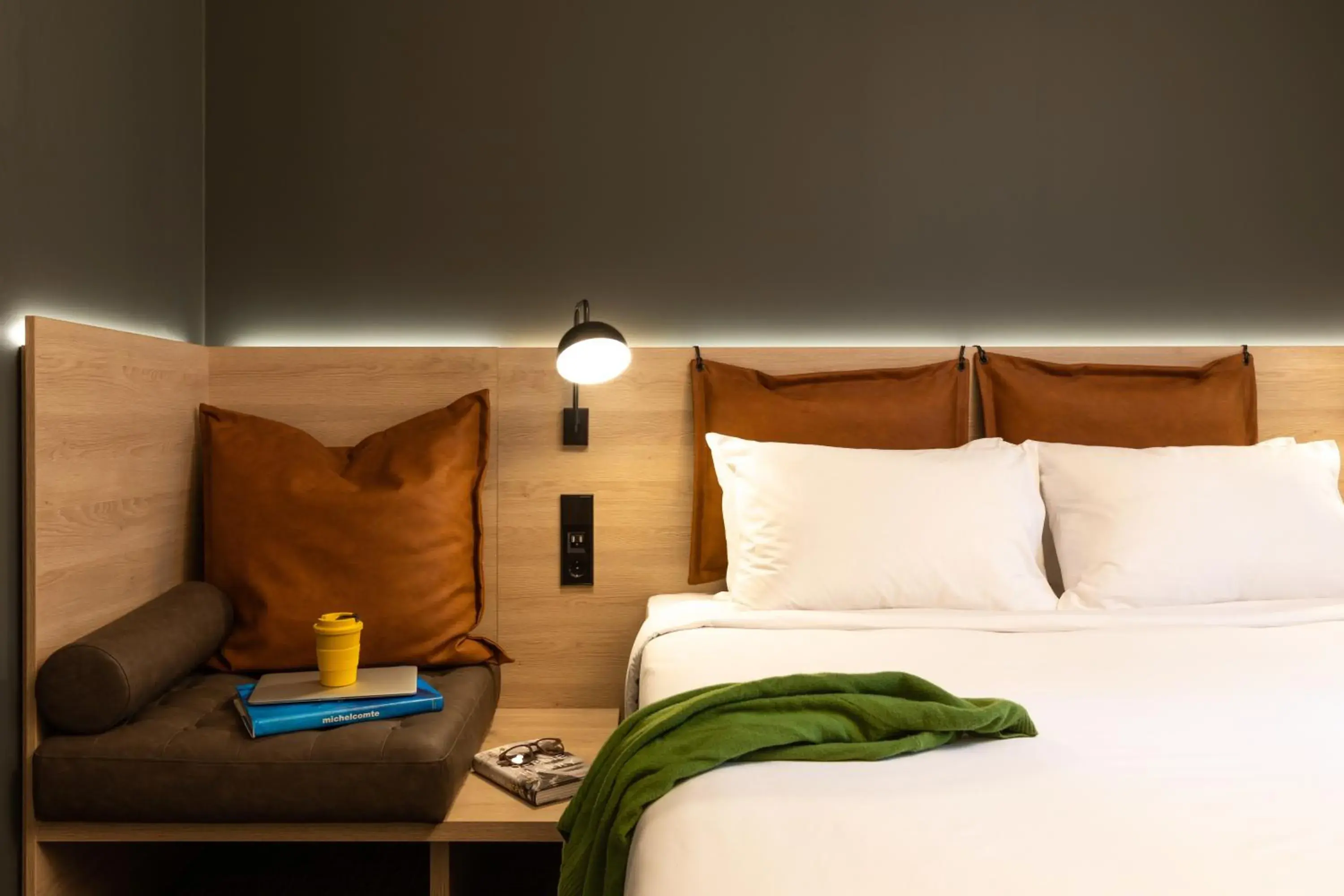 Premium Queen Room in Moxy Plymouth Premium Queen Room in Moxy Plymouth