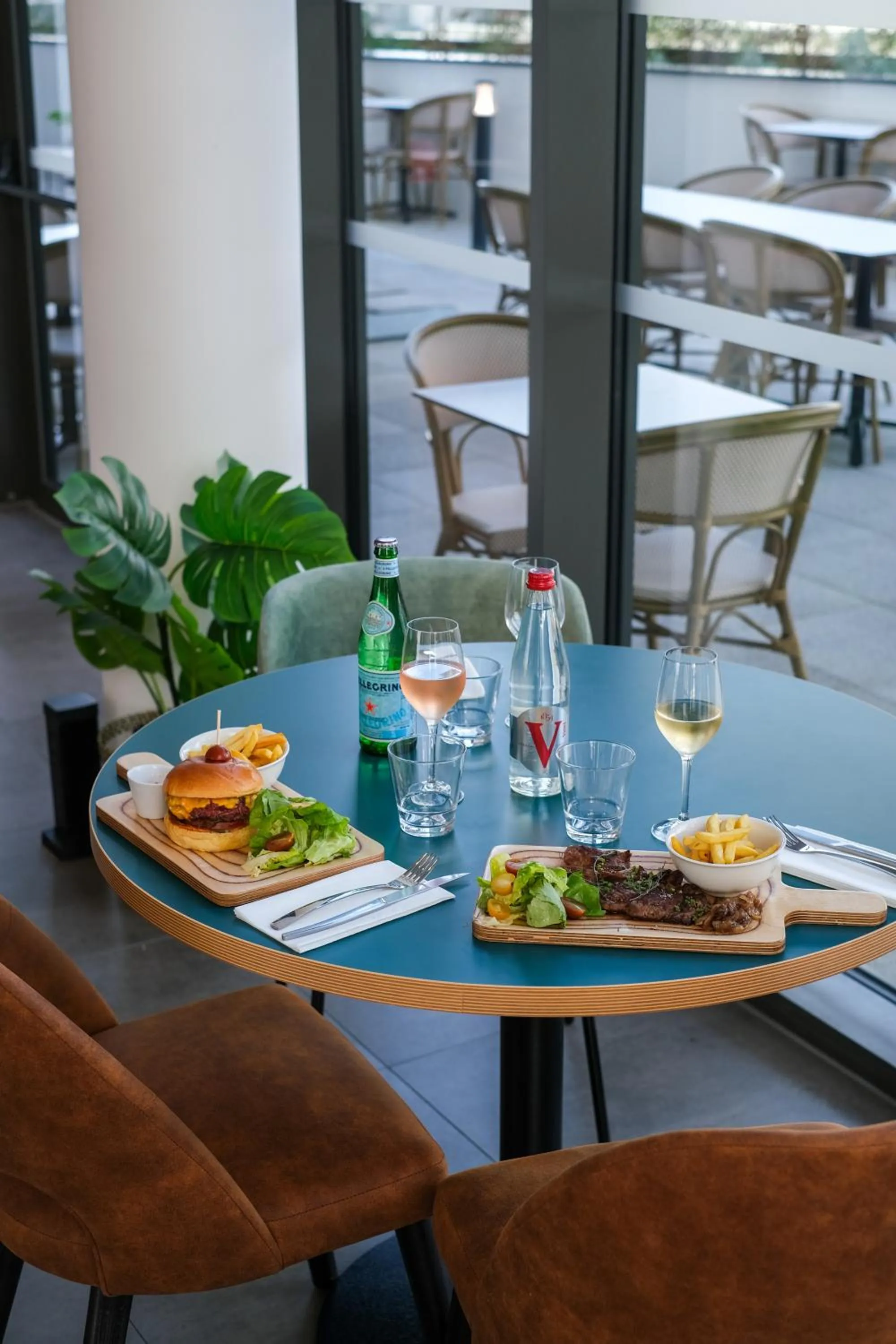 Restaurant/places to eat in All Suites Paris Ouest Colombes